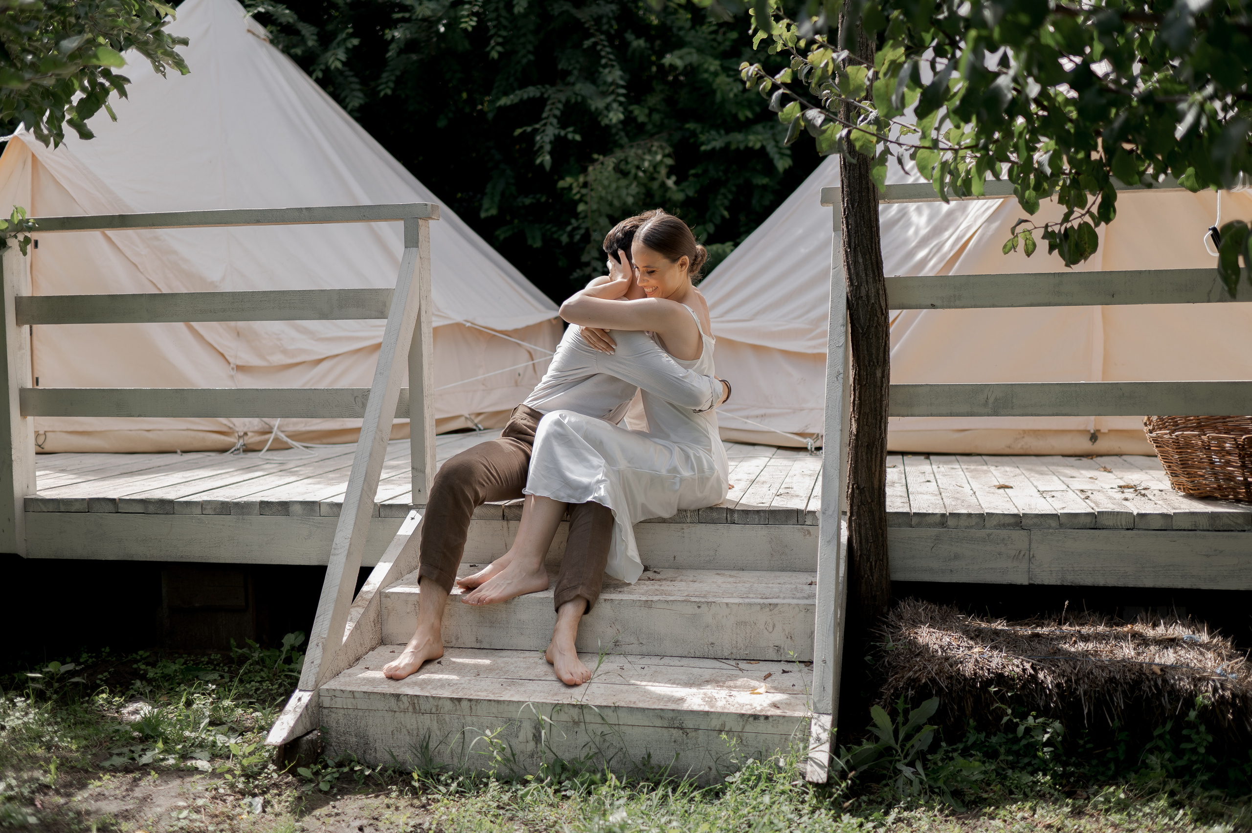 Within the seclusion of a garden paradise, the couple begins their wedding morning in the comfort of glamping tents, savoring intimate moments filled with love and tenderness.