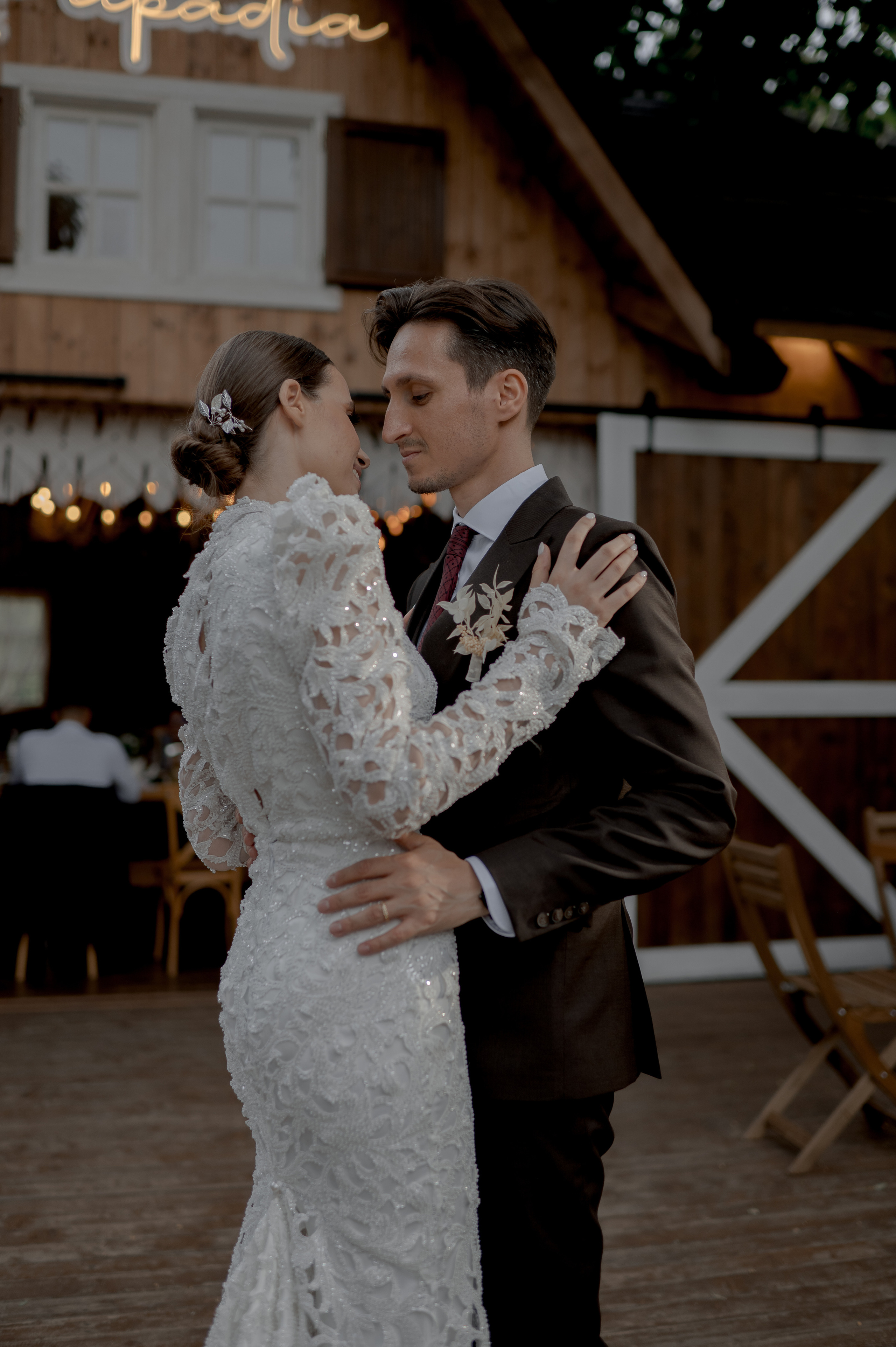 Boho barn wedding in Romania at Papadia Village, Dolj. Wedding photographer and videographer based in Timisoara, Romania