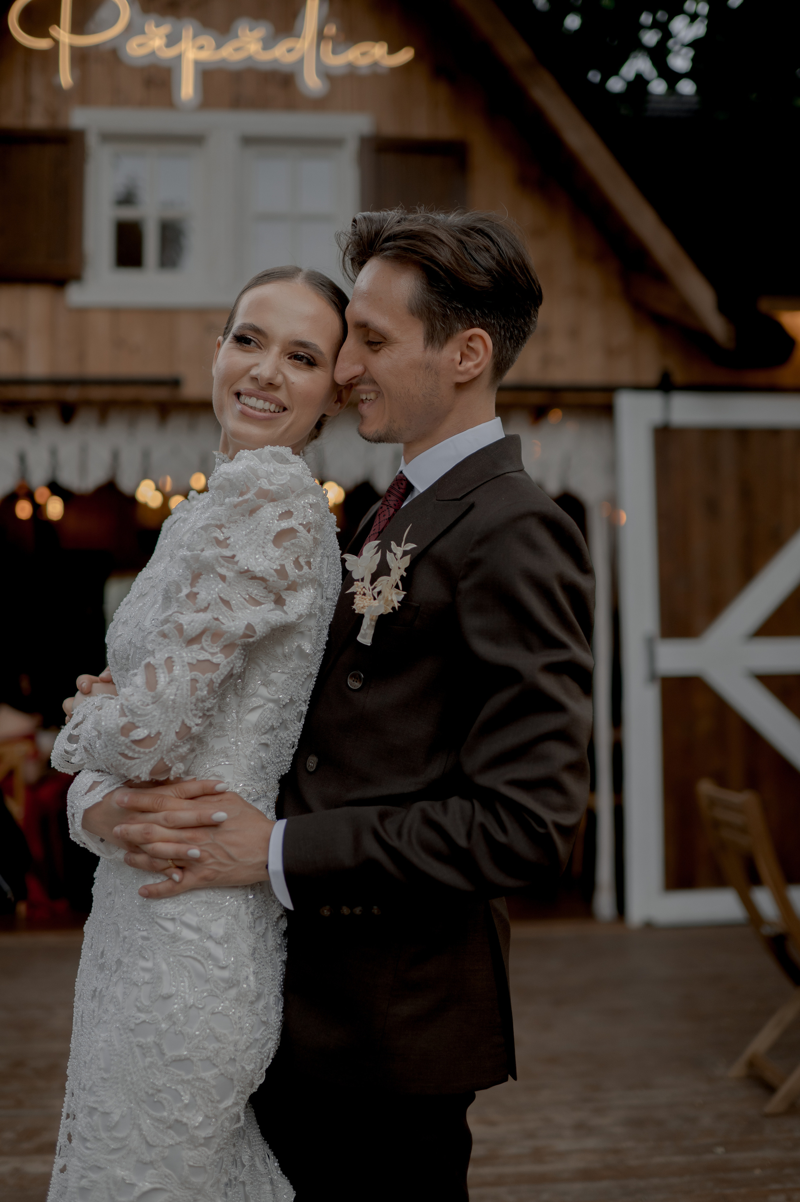 Boho barn wedding in Romania at Papadia Village, Dolj. Wedding photographer and videographer based in Timisoara, Romania