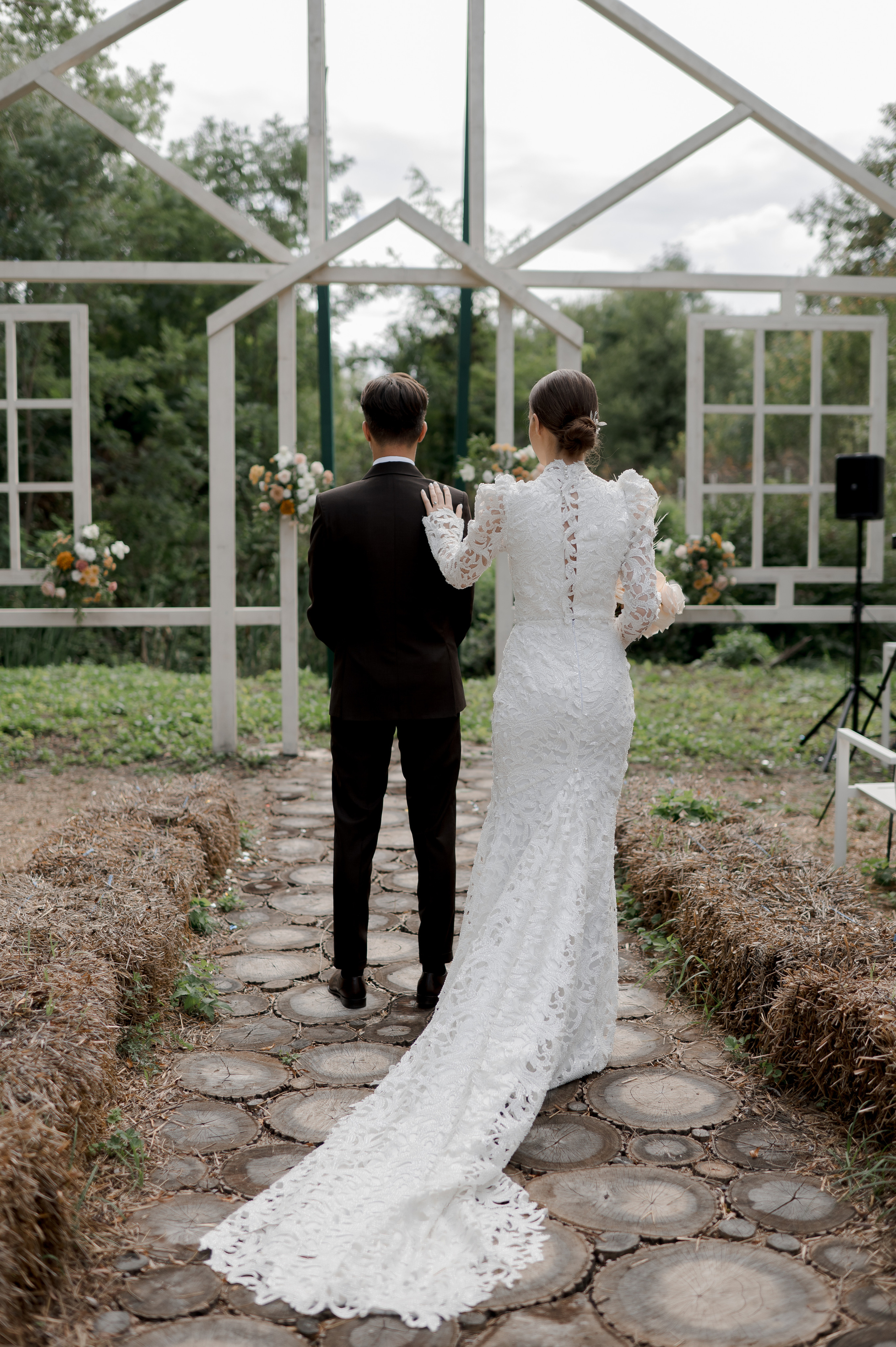 Boho barn wedding in Romania at Papadia Village, Dolj. Wedding photographer and videographer based in Timisoara, Romania