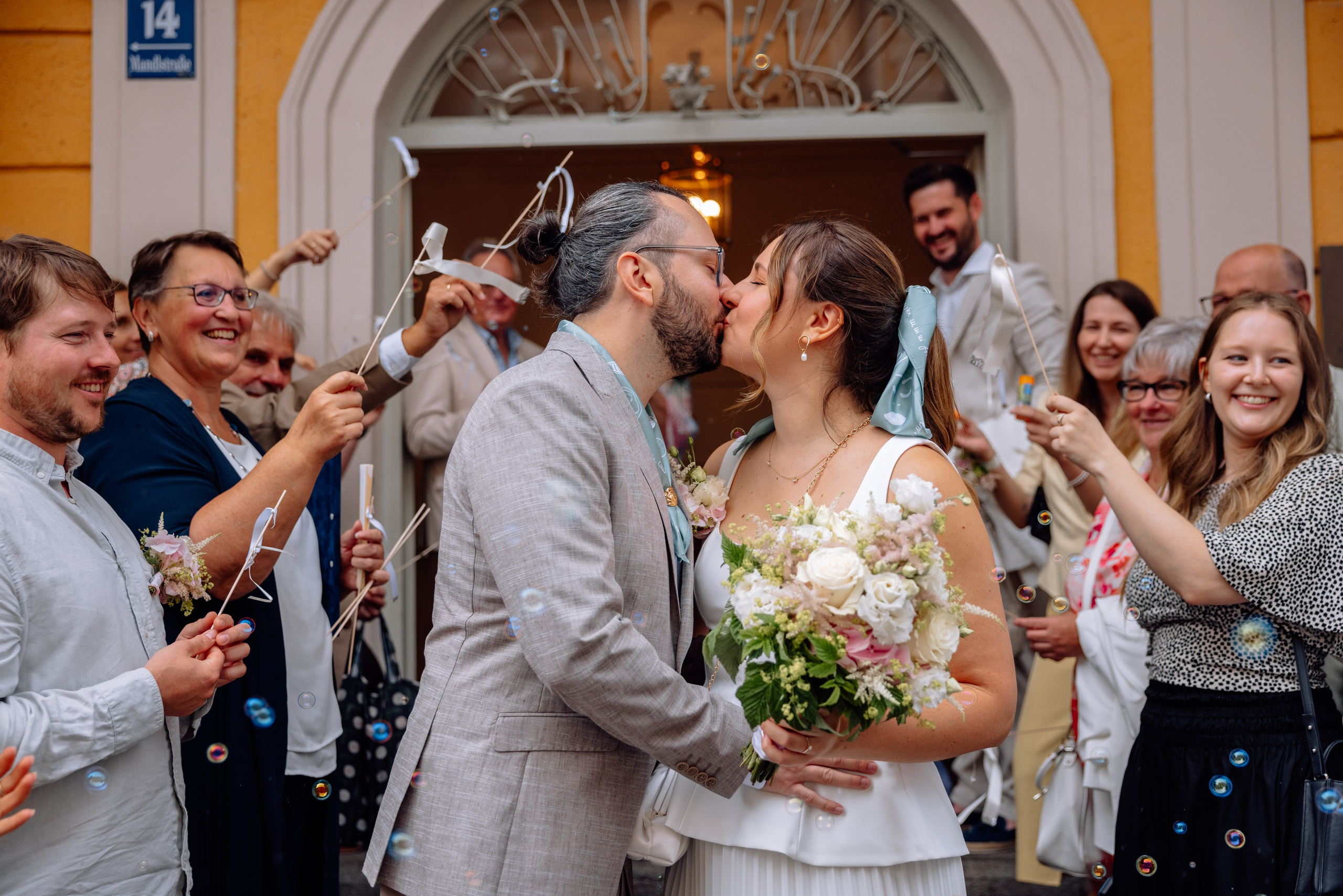 Braut und Bräutigam feiern mit Gästen – glückliche Momente im Standesamt Mandlstraße 14