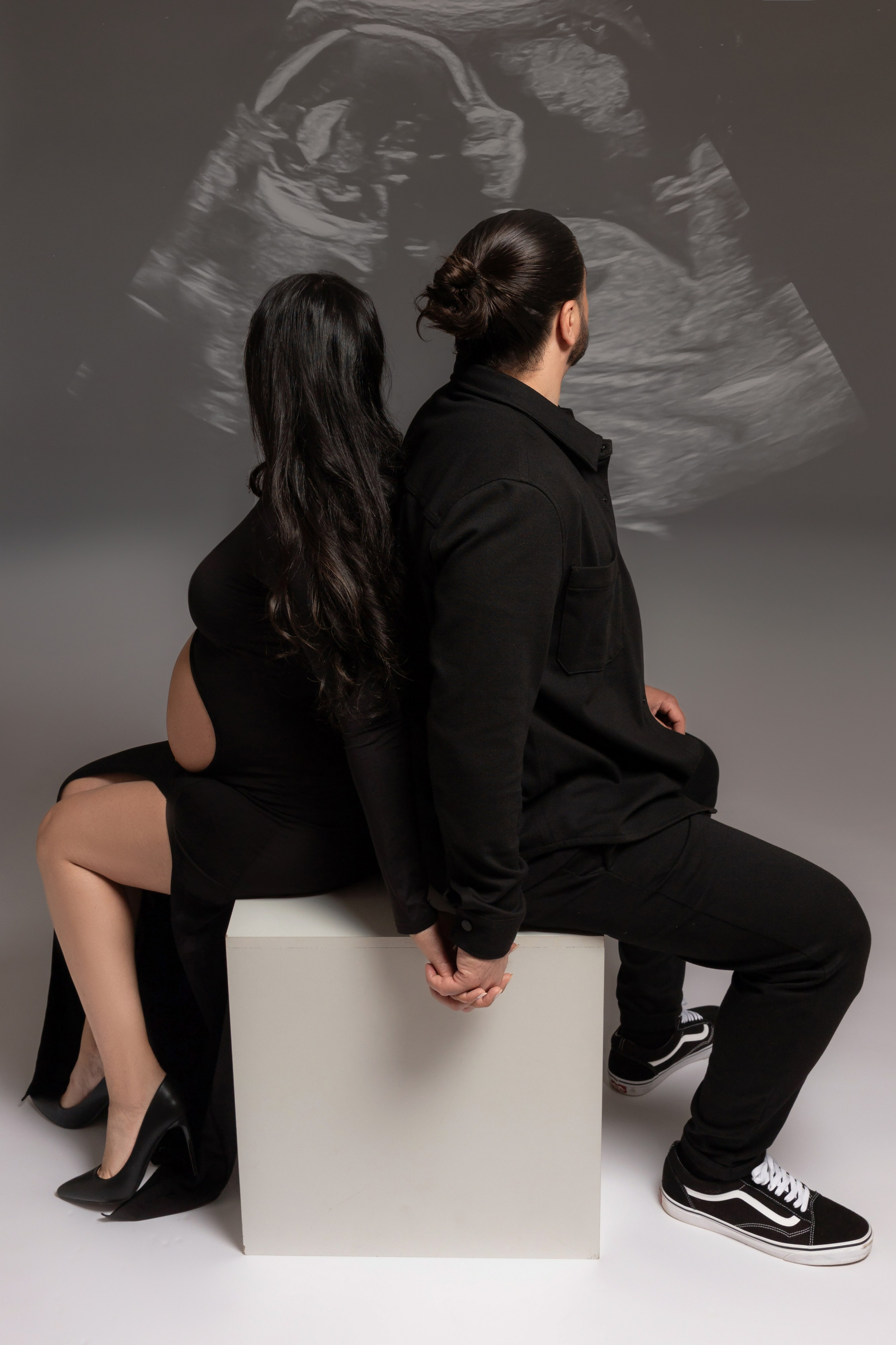 Inniger Moment beim Babybauchshooting – werdende Eltern halten gemeinsam den Babybauch in Hagen