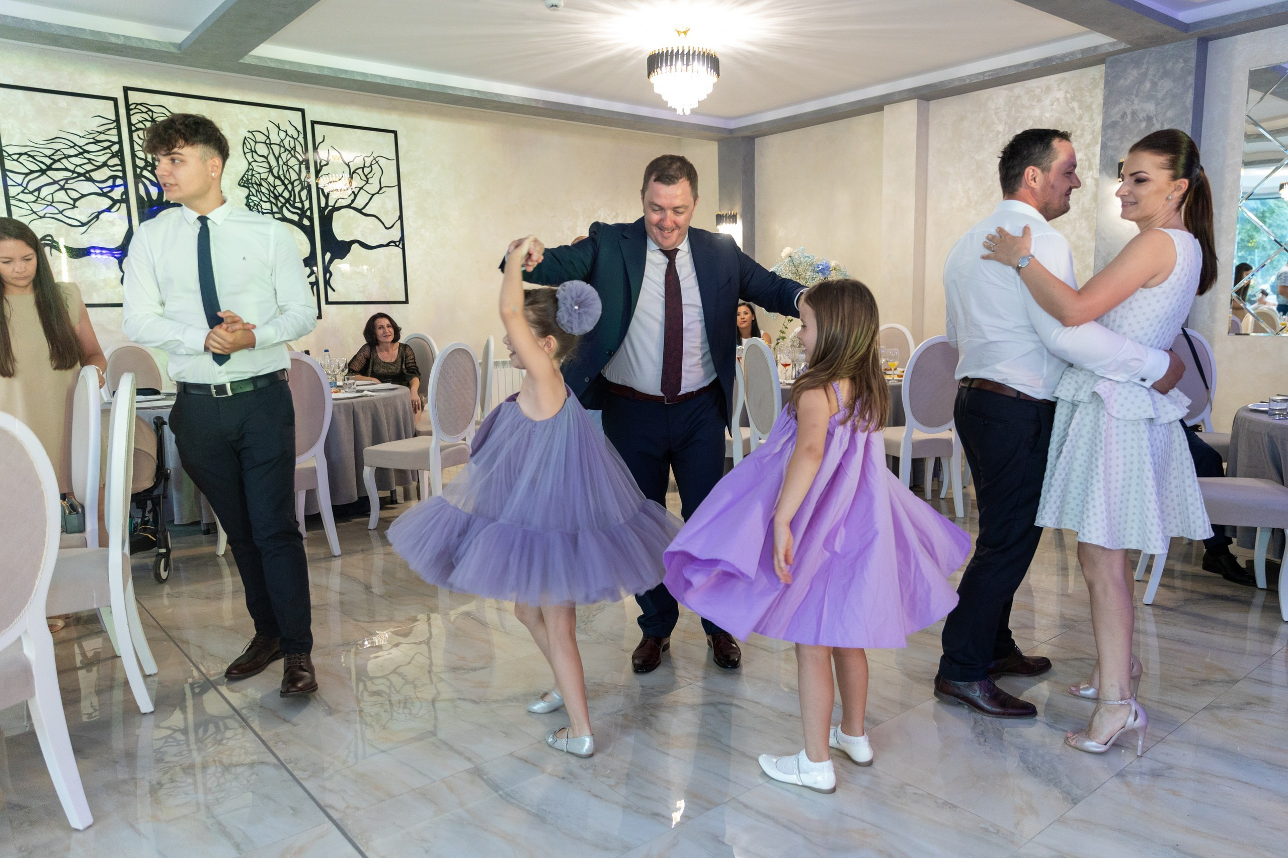 fotograf botez , fotografie botez Botoșani, fotograf Alin Chirilă, amintiri botez, fotografii botez, botez Miruna Parascheva, fotograf copii, fotografie botez în Botoșani-alt="botez , fotografie botez Alin Chirilă, amintiri botez, fotografii emoționante botez Botoșani"-- fotografii-botez-bebelus- amintiri-botez-micuț- moment-sfânt-crestinare- fotografie-emotionanta-botez- detalii-botez-bebelusi- parinti-fericiti-la-botez- fotograf-botez-profesionist- botez-in-biserica-ortodoxa- micuț-botezat-cu-emoție- zâmbete-și-lacrimi-la-botez- bebeluș-la-cristelniță- decor-botez-colorat- botez-cu-dragoste-și-credință- emotie-pura-la-botez- fotograf-botez-botosani- botez-iasi-suceava-fotograf- amintiri-nepretuite-botez-- Preotul ținându-l pe micuțul Mathias Gabriel la botez, în biserica Înălțarea Domnului, Copălău - Detalii de la botezul lui Mathias – lumânare, trusou și icoană - Familia lui Mathias Gabriel alături de micuț, în ziua botezului - Portret emoționant cu mama și bebelușul în brațe, în biserică,fotograf profesionist evenimente Botoșani, Iași, Suceava, Fălticeni, Bacău, Pașcani, Roman - AlinoFotoStudio by Alin Chirilă - servicii foto nuntă, botez, cununie, ședințe foto creative, albume personalizate, fotografii emoționante și calitative pentru cele mai importante momente din viață,fotograf nuntă Botoșani Alin Chirilă, ședință foto botez Iași - AlinoFotoStudio, servicii fotograf profesionist evenimente Suceava, fotograf cununie civilă Fălticeni - Alin Chirilă, album foto nuntă personalizat Bacău.“Bebeluș botezat în biserică, ținut în brațe de nași” • “Detaliu cu lumânarea de botez decorată cu flori albe” • “Părinți emoționați alături de copilul lor la ceremonia de botez” • “Masa festivă de botez cu decor tematic și tort personalizat” • “Momentul în care preotul toarnă apă sfințită pe fruntea bebelușului” “Bebeluș în rochie albă de botez, zâmbind în brațele mamei” • “Detaliu cu cruciulița de botez așezată pe o pernă de satin” • “Părinți și nași aprinzând lumânările în timpul ceremoniei de botez” • “Tort de botez decorat cu figurine tematice și numele copilului” • “Copil botezat dormind liniștit în pătuțul decorat festiv” • “Momentul în care preotul binecuvântează copilul în fața altarului” • “Invitați adunându-se în jurul mesei festive la petrecerea de botez” • “Bebeluș ținând în mână o jucărie personalizată primită la botez” • “Familie fericită pozând împreună după ceremonia de botez” • “Decor tematic cu baloane și flori la locația petrecerii de botez” fotograf Botoșani fotograf evenimente fotograf botez Alin Chirila fotograf alinofotostudio.fotograf botez Amelis Maria, fotografie botez Botoșani, fotograf Alin Chirilă, amintiri botez, fotografii botez, botez Amelis Maria, fotograf copii, fotografie botez în Botoșani,