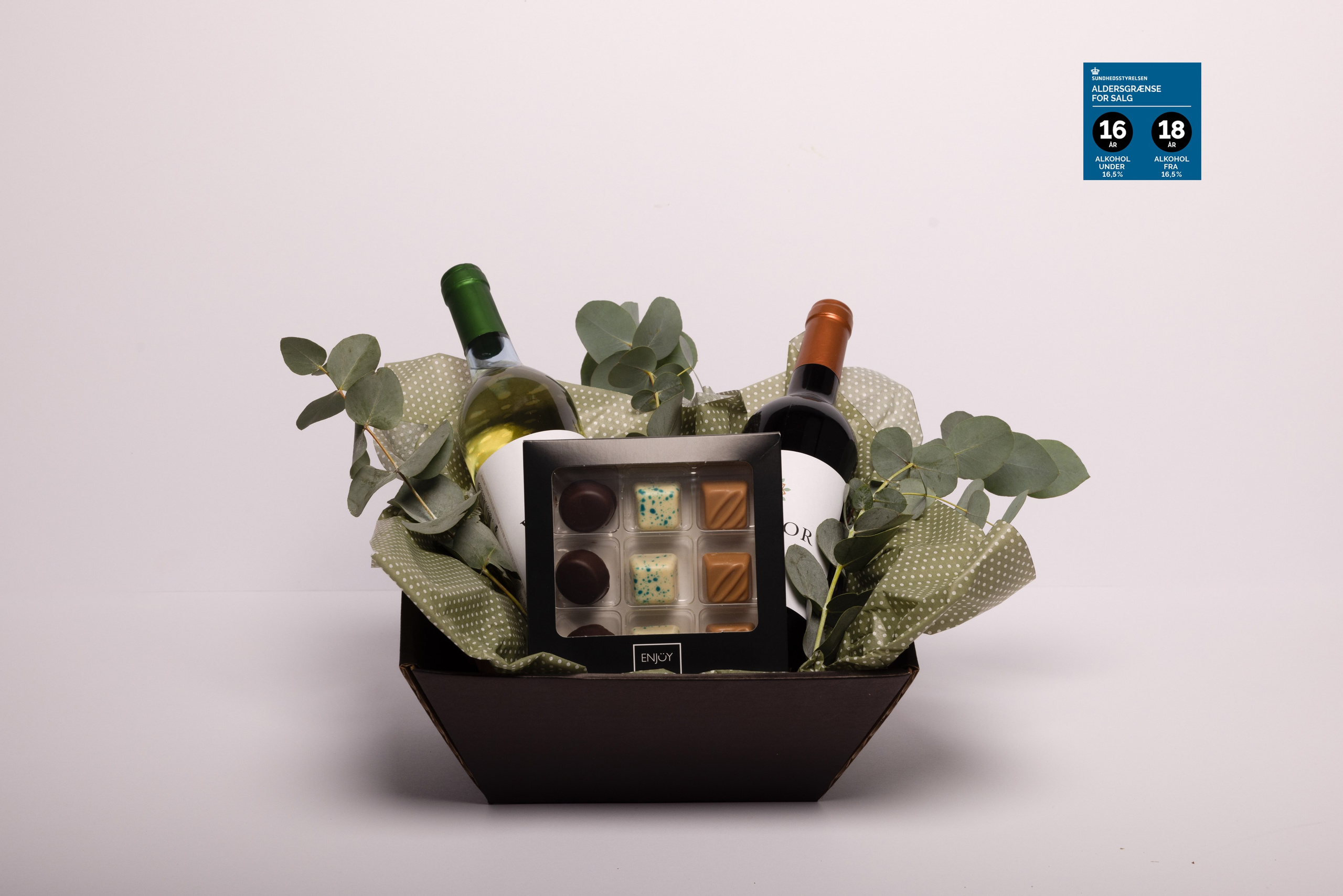 Send en dejlig hilsen, med denne gavekurv. Hvidvin - Hvidvin - Valflor, Branco, Rødvin - Valflor, Tinto og Enjoy dessertchokolade. Alle herlighederne pakkes fint i en gavekurv.