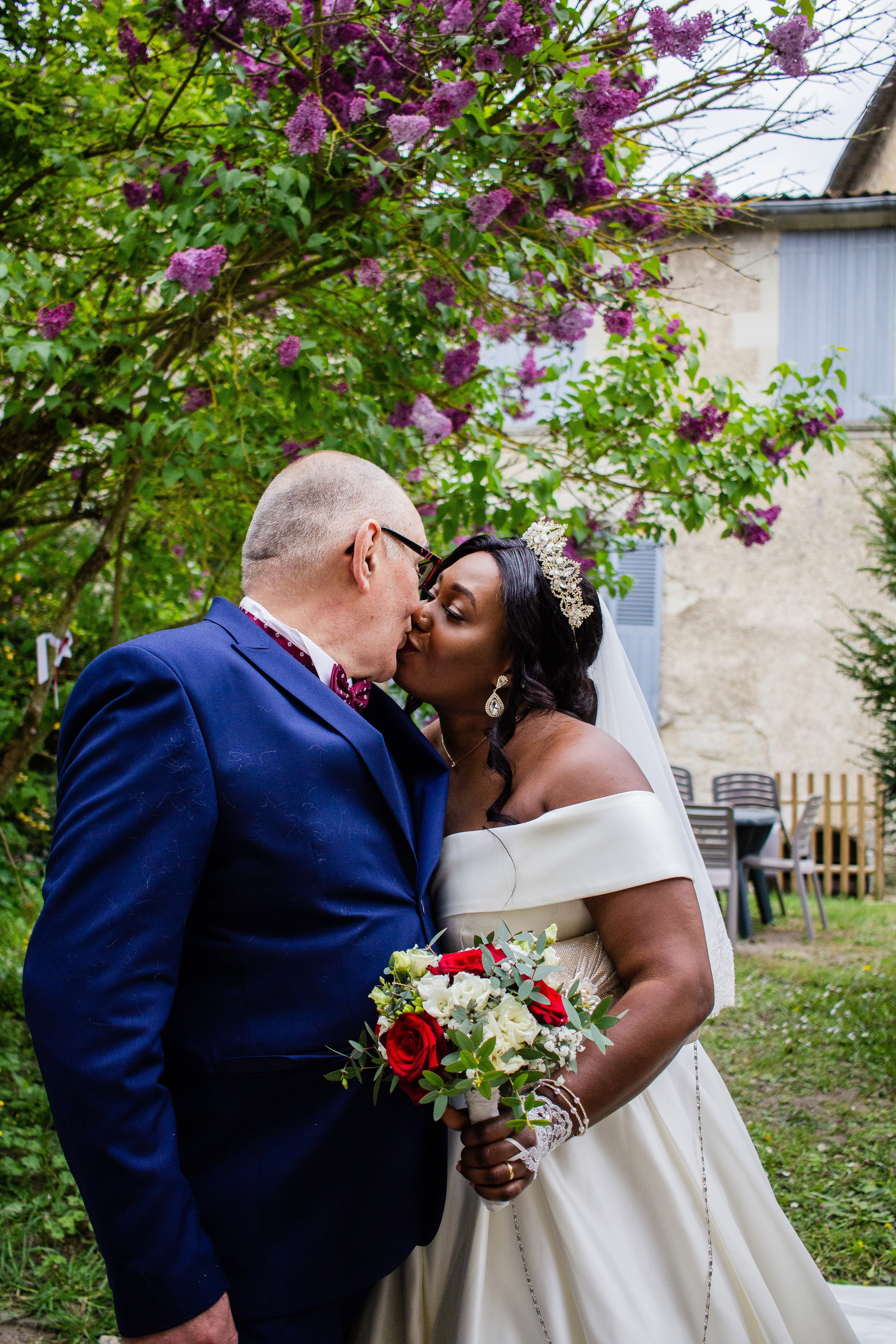Séance photo de mariage dans un jardin fleuri – photographe professionnelle à Châtellerault