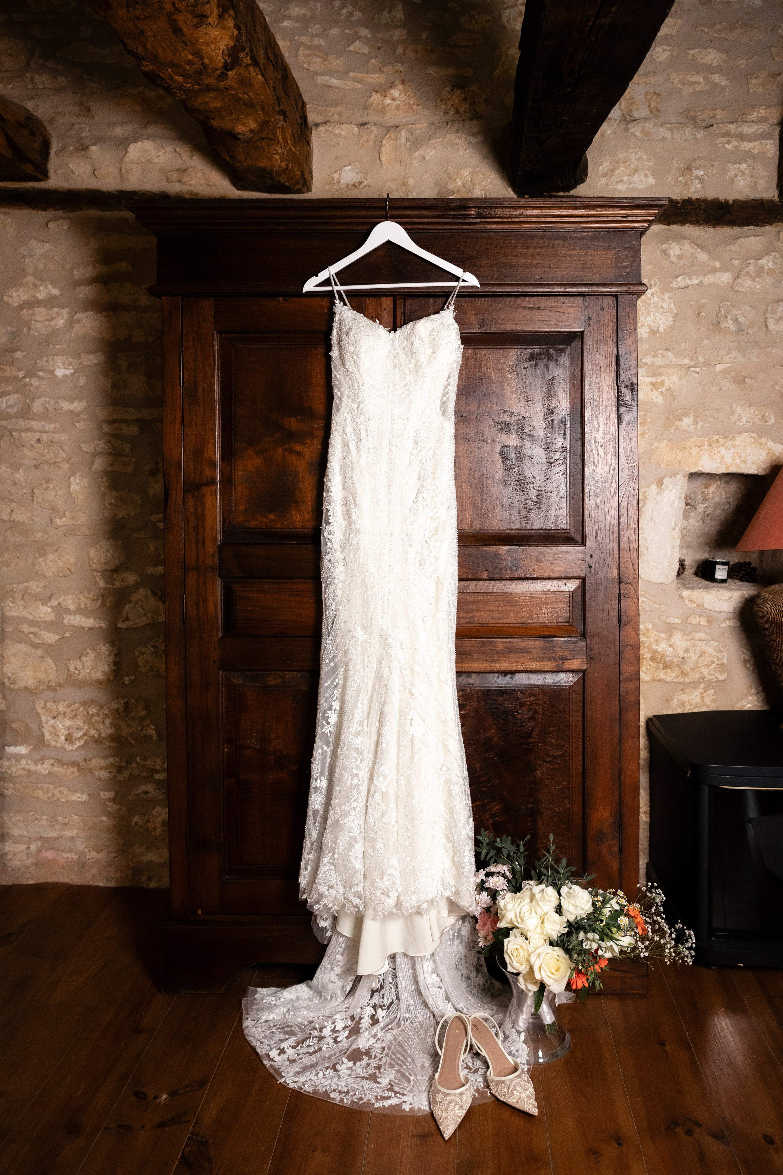 A romantic rainy-day wedding at Château Lagut. Eugenie Smirnova — wedding, corporate and lifestyle photographer in Toulouse and Southwest France