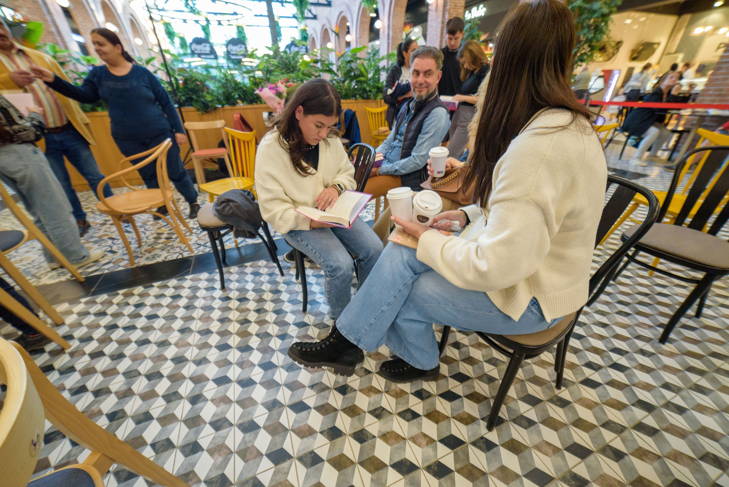 Elemente Cheie ale unei Lansări de Carte, fotograf lansare de carte, lansare de carte, fotograf corporate, lansările de carte prilej de socializare, evenimente in comunitate, promovare social media, promovare eficienta, organizare lansare de carte, fotograf profesionist, fotografie lansare de carte, bartner fotografie, celebrarea literaturii, autori de carte, carti pentru adolescenti, carti pentru copii, fotograf profesionist