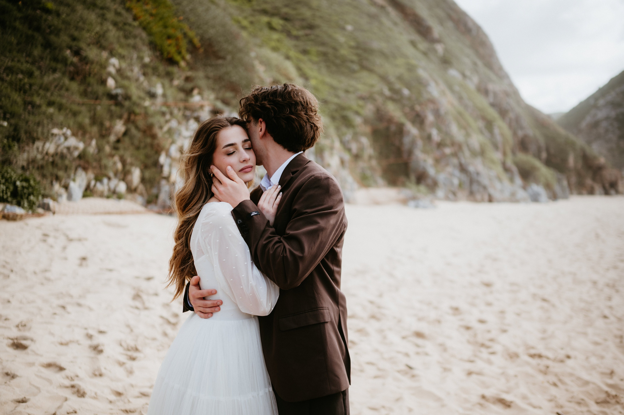 Ședință foto de nuntă pe plaja Adraga – emoție la malul oceanului Atlantic. Valentin Melen — wedding photographer