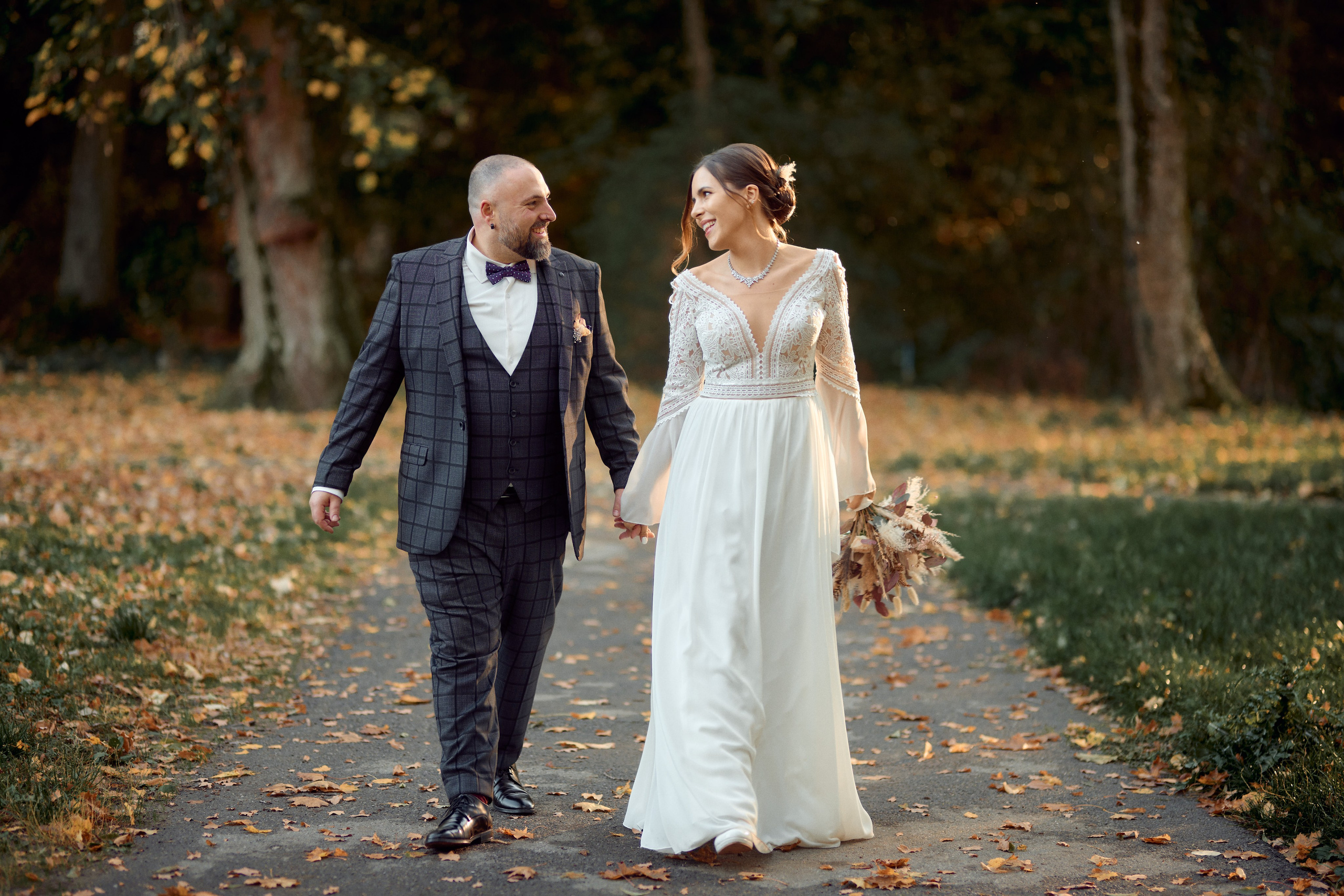 Romantischer Spaziergang nach der Trauung – Hochzeitsshooting im goldenen Licht am Schloss Stauffenberg in Albstadt-Lautlingen.