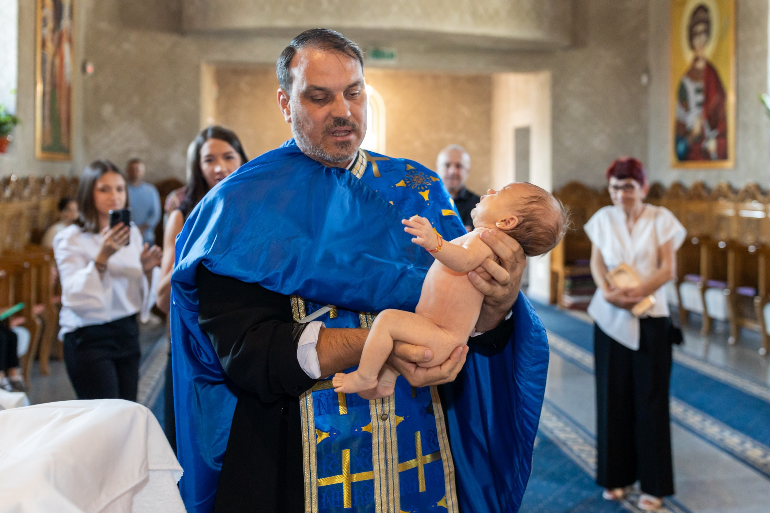 “Bebeluș botezat în biserică, ținut în brațe de nași” • “Detaliu cu lumânarea de botez decorată cu flori albe” • “Părinți emoționați alături de copilul lor la ceremonia de botez” • “Masa festivă de botez cu decor tematic și tort personalizat” • “Momentul în care preotul toarnă apă sfințită pe fruntea bebelușului” “Bebeluș în rochie albă de botez, zâmbind în brațele mamei” • “Detaliu cu cruciulița de botez așezată pe o pernă de satin” • “Părinți și nași aprinzând lumânările în timpul ceremoniei de botez” • “Tort de botez decorat cu figurine tematice și numele copilului” • “Copil botezat dormind liniștit în pătuțul decorat festiv” • “Momentul în care preotul binecuvântează copilul în fața altarului” • “Invitați adunându-se în jurul mesei festive la petrecerea de botez” • “Bebeluș ținând în mână o jucărie personalizată primită la botez” • “Familie fericită pozând împreună după ceremonia de botez” • “Decor tematic cu baloane și flori la locația petrecerii de botez” fotograf Botoșani fotograf evenimente fotograf botez Alin Chirila fotograf alinofotostudio,- Preotul ținându-l pe micuțul Mathias Gabriel la botez, în biserica Înălțarea Domnului, Copălău - Detalii de la botezul lui Mathias – lumânare, trusou și icoană - Familia lui Mathias Gabriel alături de micuț, în ziua botezului - Portret emoționant cu mama și bebelușul în brațe, în biserică,fotograf profesionist evenimente Botoșani, Iași, Suceava, Fălticeni, Bacău, Pașcani, Roman - AlinoFotoStudio by Alin Chirilă - servicii foto nuntă, botez, cununie, ședințe foto creative, albume personalizate, fotografii emoționante și calitative pentru cele mai importante momente din viață,fotograf nuntă Botoșani Alin Chirilă, ședință foto botez Iași - AlinoFotoStudio, servicii fotograf profesionist evenimente Suceava, fotograf cununie civilă Fălticeni - Alin Chirilă, album foto nuntă personalizat Bacău.“Bebeluș botezat în biserică, ținut în brațe de nași” • “Detaliu cu lumânarea de botez decorată cu flori albe” • “Părinți emoționați alături de copilul lor la ceremonia de botez” • “Masa festivă de botez cu decor tematic și tort personalizat” • “Momentul în care preotul toarnă apă sfințită pe fruntea bebelușului” “Bebeluș în rochie albă de botez, zâmbind în brațele mamei” • “Detaliu cu cruciulița de botez așezată pe o pernă de satin” • “Părinți și nași aprinzând lumânările în timpul ceremoniei de botez” • “Tort de botez decorat cu figurine tematice și numele copilului” • “Copil botezat dormind liniștit în pătuțul decorat festiv” • “Momentul în care preotul binecuvântează copilul în fața altarului” • “Invitați adunându-se în jurul mesei festive la petrecerea de botez” • “Bebeluș ținând în mână o jucărie personalizată primită la botez” • “Familie fericită pozând împreună după ceremonia de botez” • “Decor tematic cu baloane și flori la locația petrecerii de botez” fotograf Botoșani fotograf evenimente fotograf botez Alin Chirila fotograf alinofotostudio.fotograf botez Amelis Maria, fotografie botez Botoșani, fotograf Alin Chirilă, amintiri botez, fotografii botez, botez Amelis Maria, fotograf copii, fotografie botez în Botoșani,