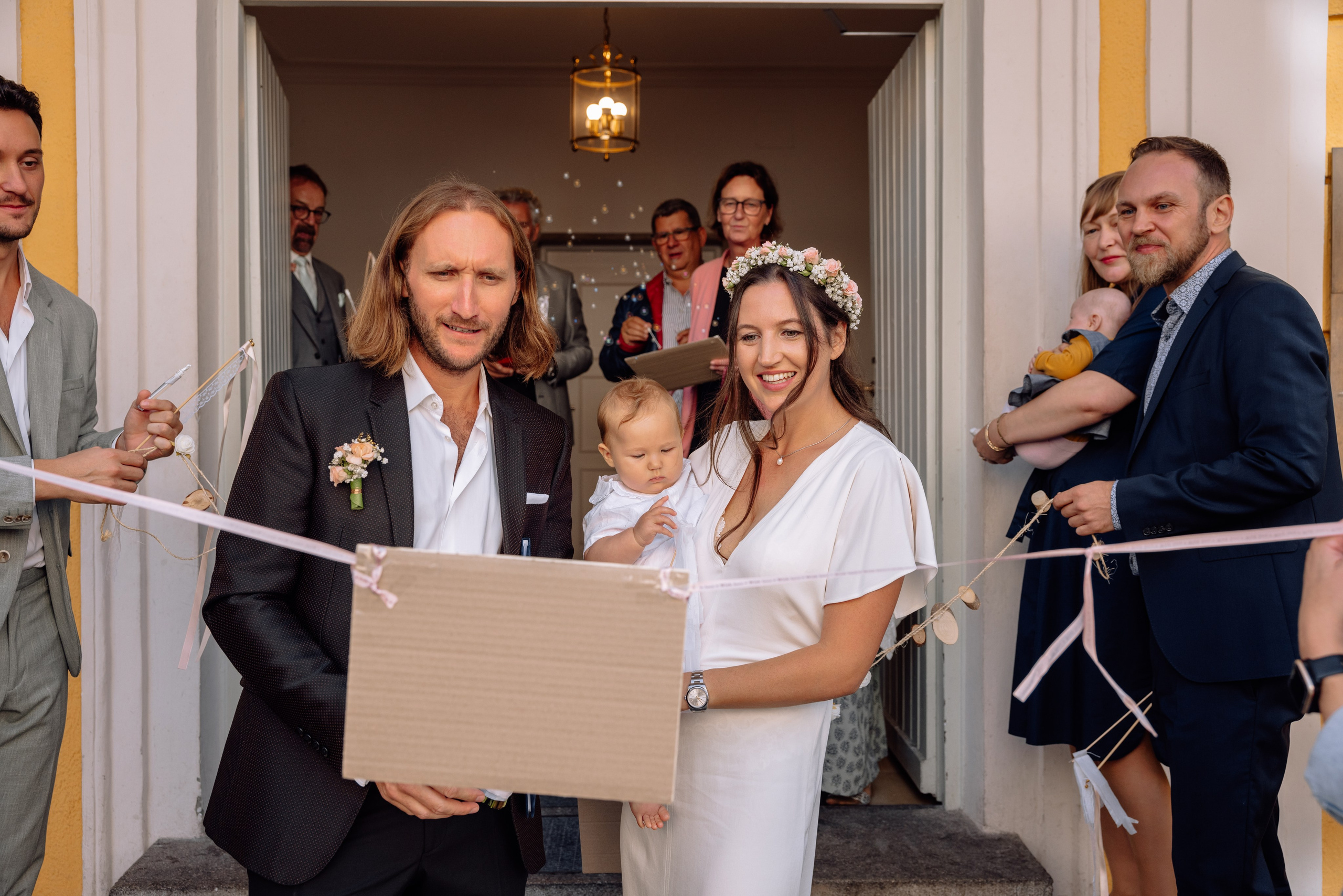 Brautpaar zerschneidet weißes Band nach der Trauung – glücklicher Moment am Standesamt Schwabing