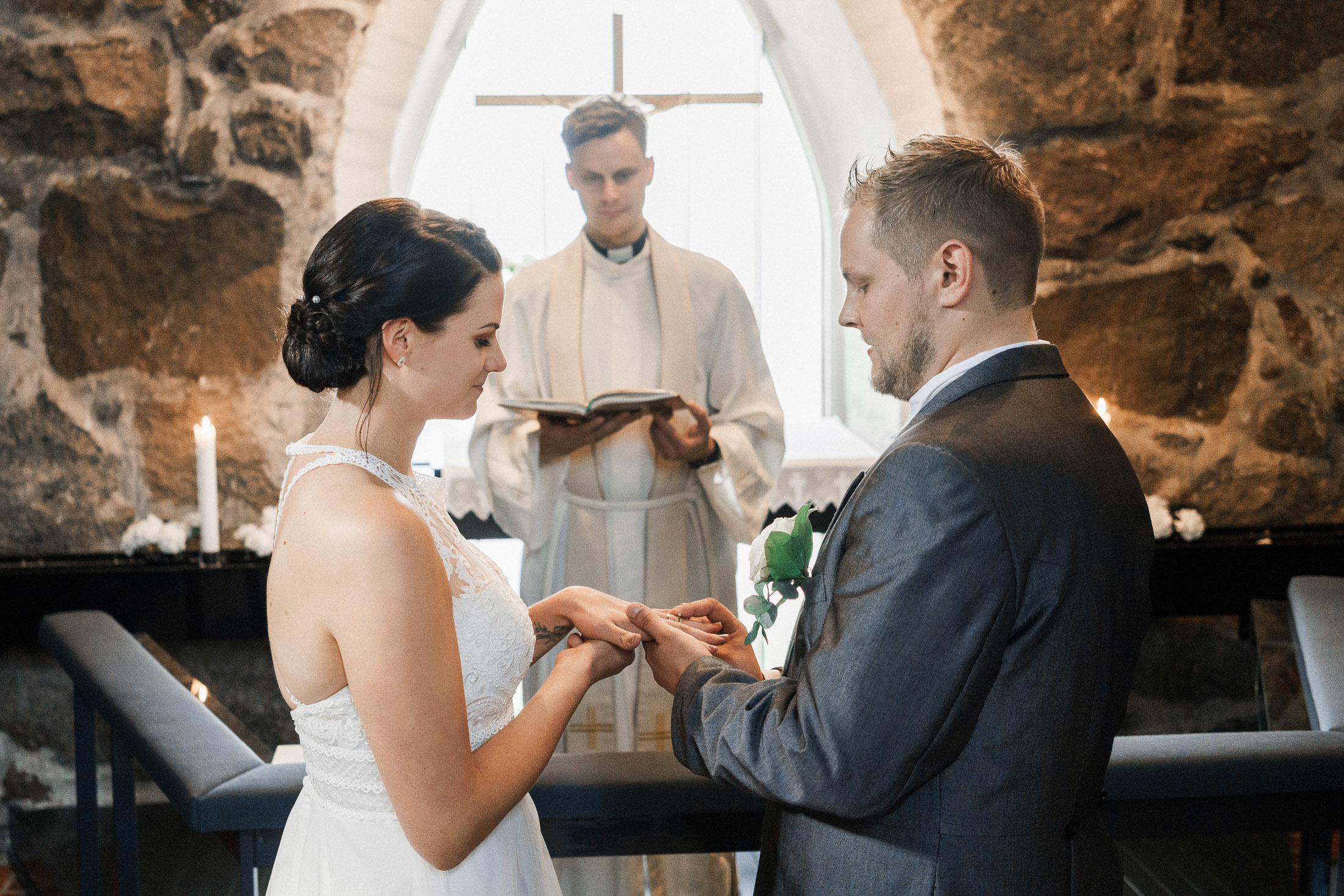 Hääkivaaja Helsingissä, vihkikuvaus Puotilan kappeli