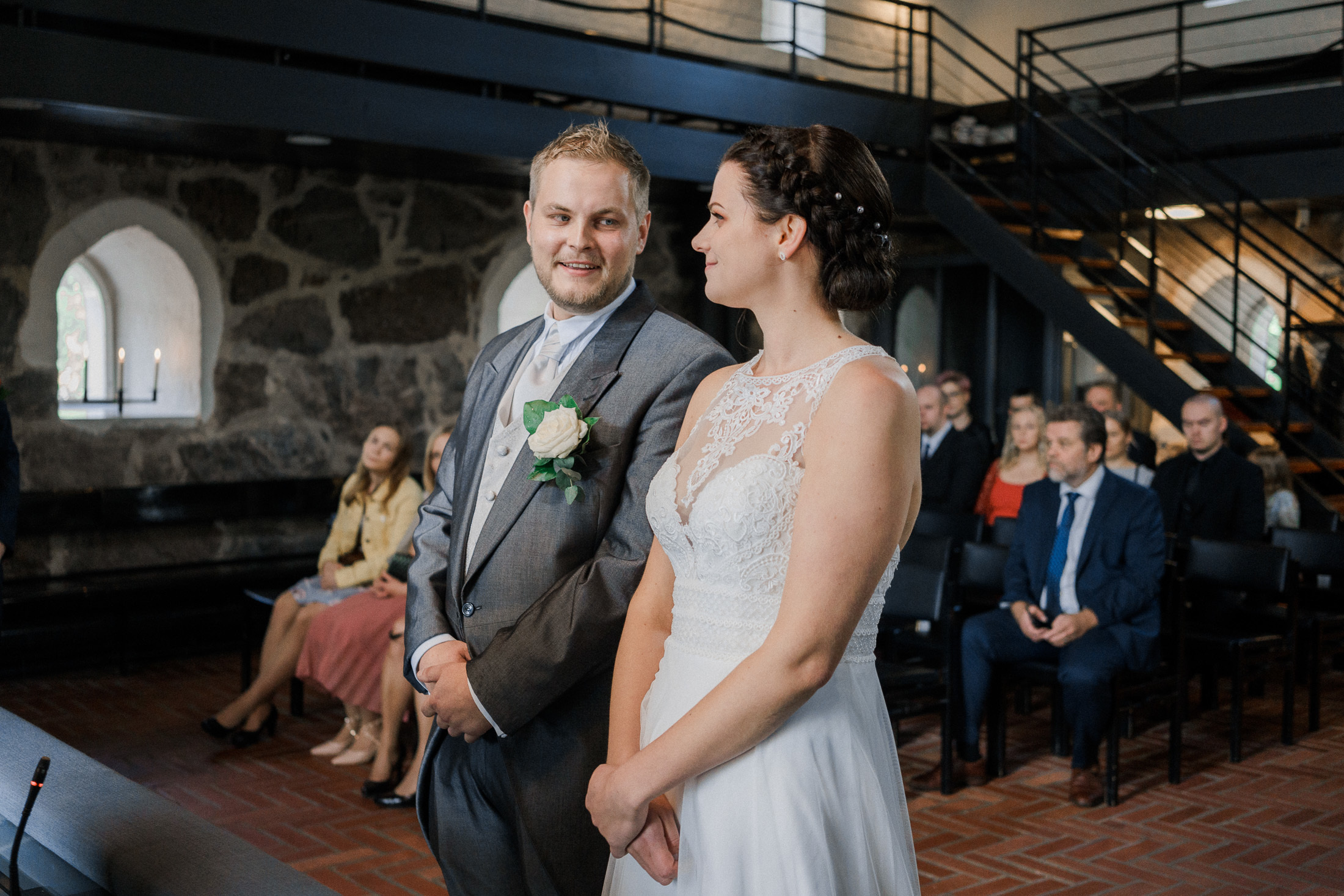 Hääkivaaja Helsingissä, vihkikuvaus Puotilan kappeli