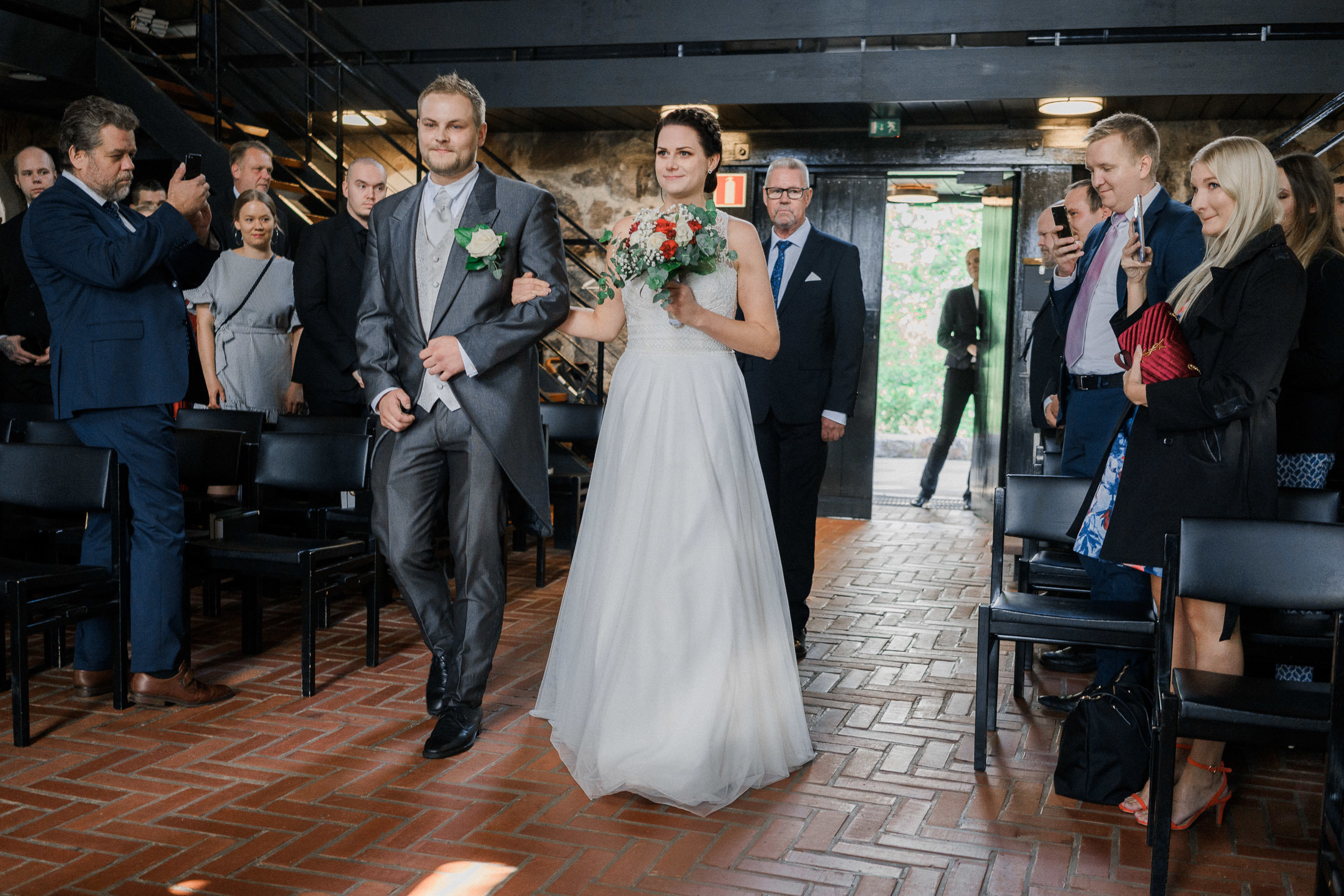 Hääkivaaja Helsingissä, vihkikuvaus Puotilan kappeli