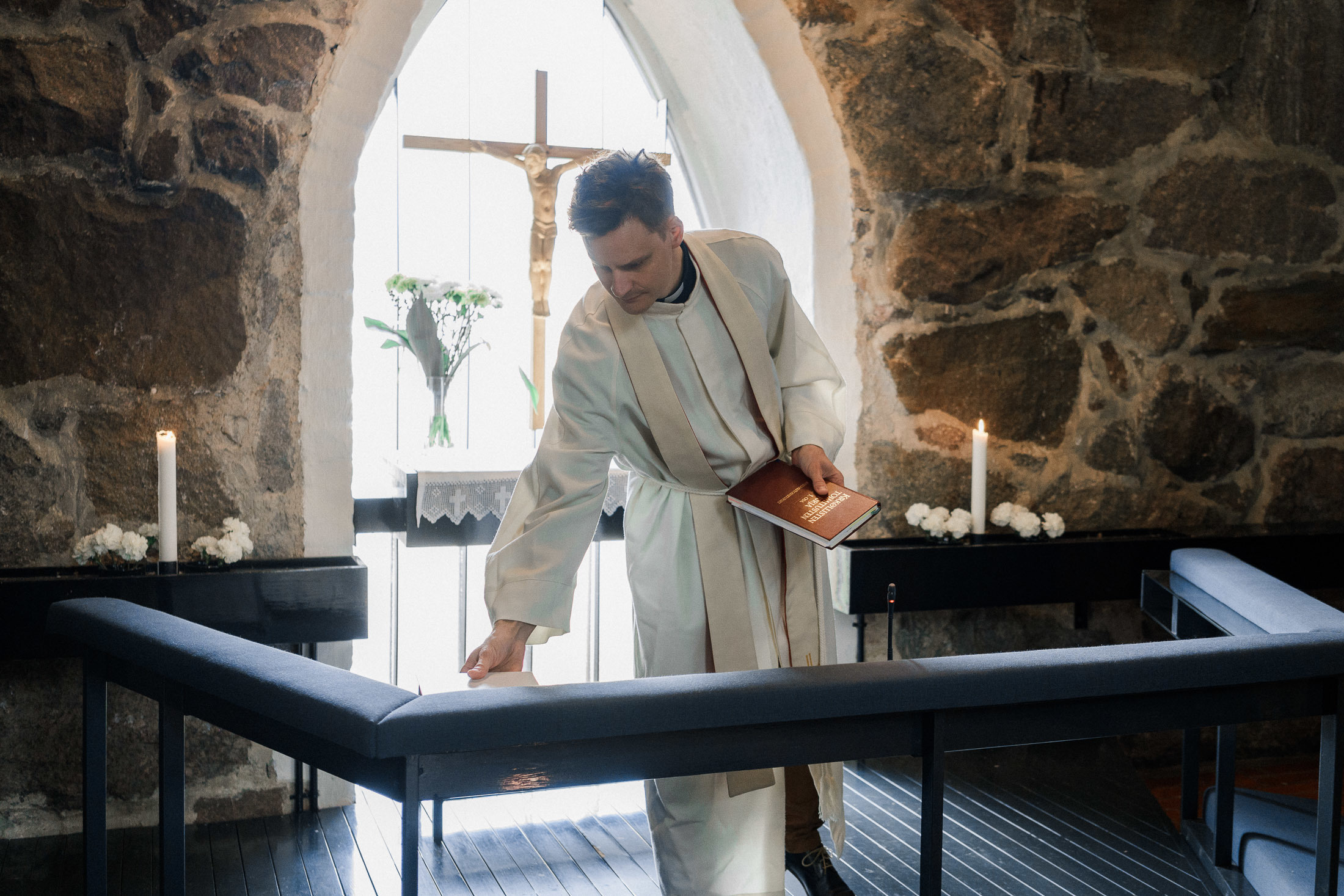 Hääkivaaja Helsingissä, vihkikuvaus Puotilan kappeli