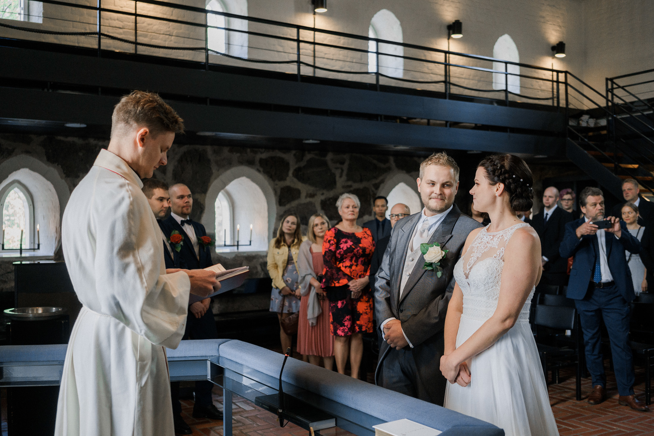 Hääkivaaja Helsingissä, vihkikuvaus Puotilan kappeli