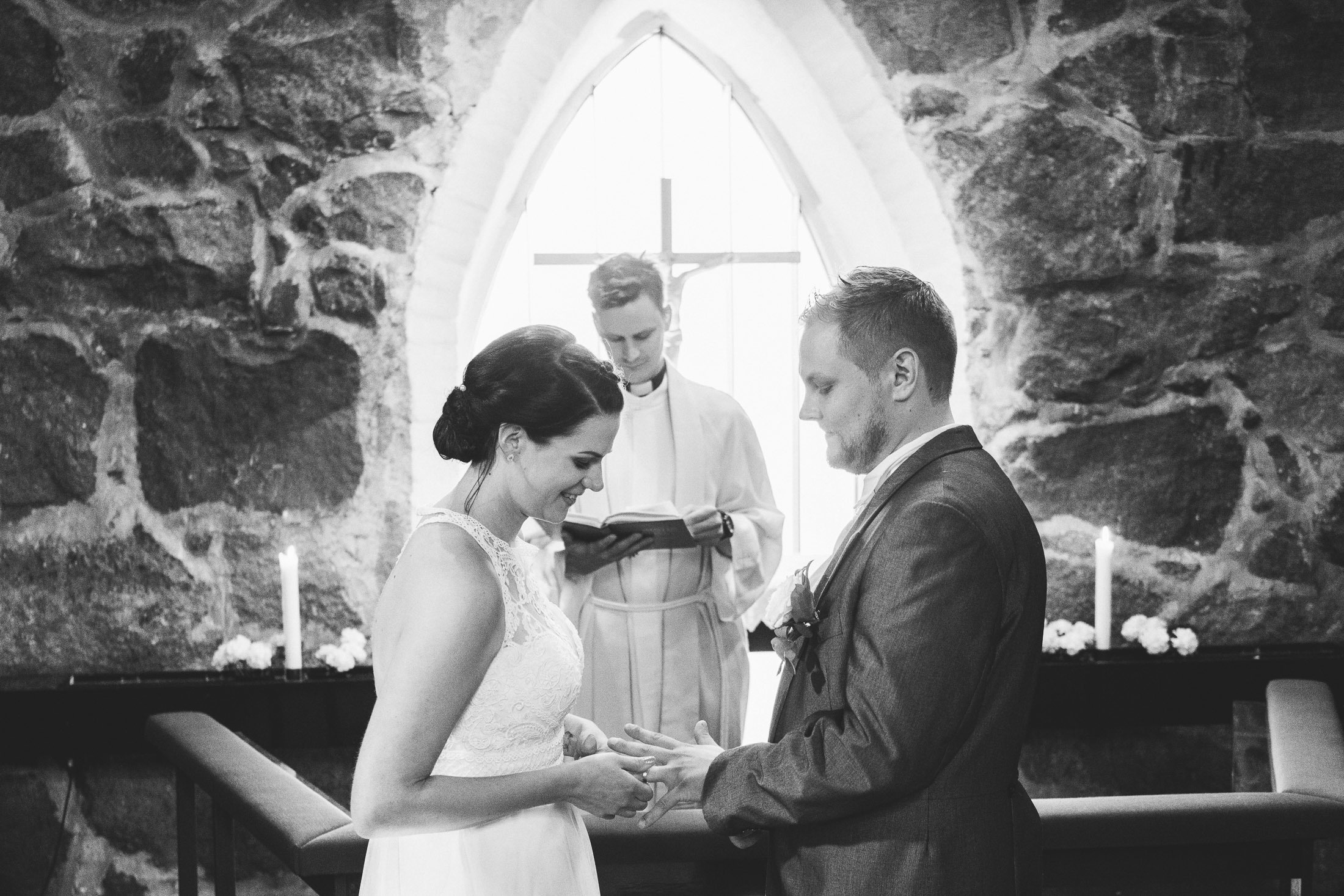 Hääkivaaja Helsingissä, vihkikuvaus Puotilan kappeli