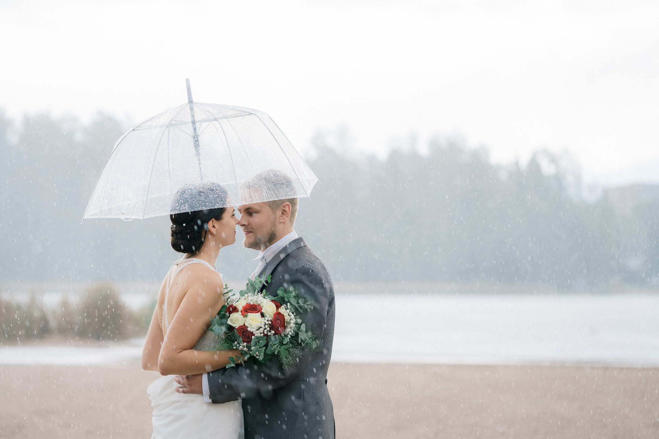 hääkuvaus sateella