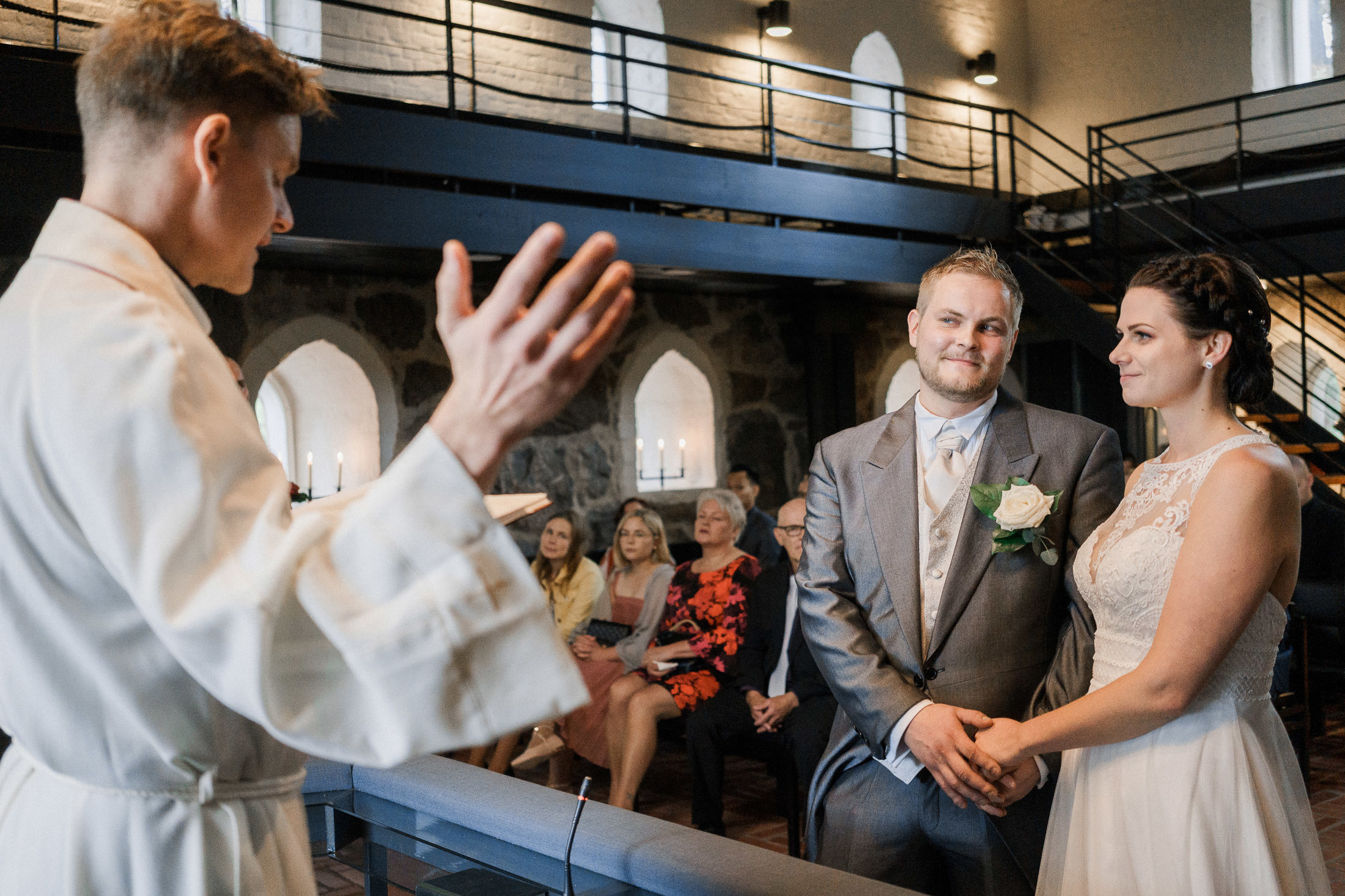 Hääkivaaja Helsingissä, vihkikuvaus Puotilan kappeli