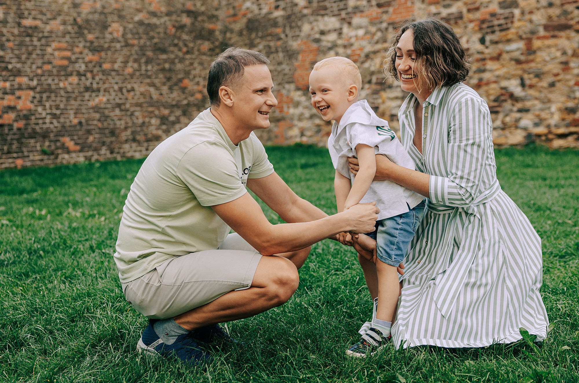 Таня, Андрей и Паша на прогулке. Family and wedding photographer in Prague Natalia Fedori