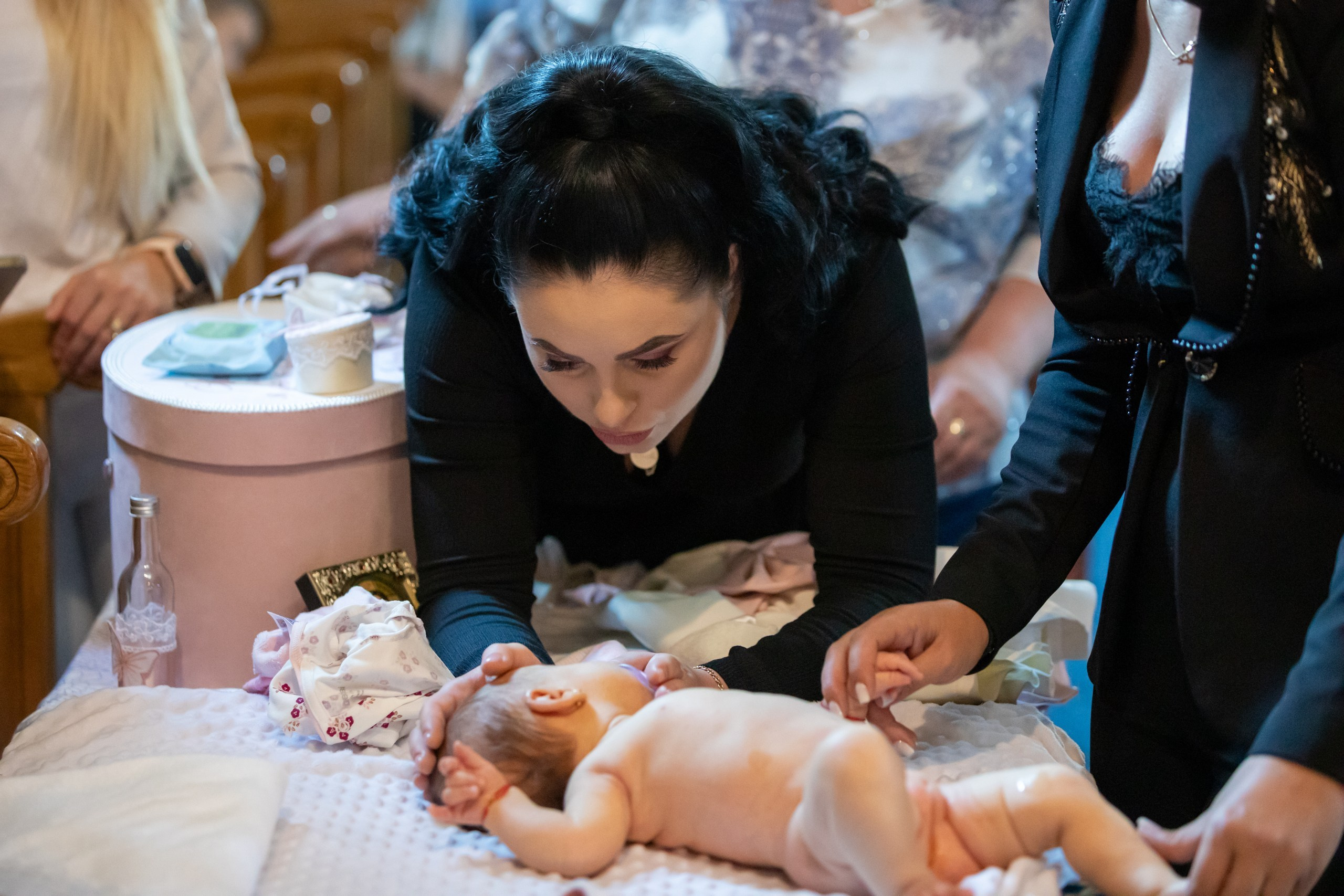 “Bebeluș botezat în biserică, ținut în brațe de nași” • “Detaliu cu lumânarea de botez decorată cu flori albe” • “Părinți emoționați alături de copilul lor la ceremonia de botez” • “Masa festivă de botez cu decor tematic și tort personalizat” • “Momentul în care preotul toarnă apă sfințită pe fruntea bebelușului” “Bebeluș în rochie albă de botez, zâmbind în brațele mamei” • “Detaliu cu cruciulița de botez așezată pe o pernă de satin” • “Părinți și nași aprinzând lumânările în timpul ceremoniei de botez” • “Tort de botez decorat cu figurine tematice și numele copilului” • “Copil botezat dormind liniștit în pătuțul decorat festiv” • “Momentul în care preotul binecuvântează copilul în fața altarului” • “Invitați adunându-se în jurul mesei festive la petrecerea de botez” • “Bebeluș ținând în mână o jucărie personalizată primită la botez” • “Familie fericită pozând împreună după ceremonia de botez” • “Decor tematic cu baloane și flori la locația petrecerii de botez” fotograf Botoșani fotograf evenimente fotograf botez Alin Chirila fotograf alinofotostudio,- Preotul ținându-l pe micuțul Mathias Gabriel la botez, în biserica Înălțarea Domnului, Copălău - Detalii de la botezul lui Mathias – lumânare, trusou și icoană - Familia lui Mathias Gabriel alături de micuț, în ziua botezului - Portret emoționant cu mama și bebelușul în brațe, în biserică,fotograf profesionist evenimente Botoșani, Iași, Suceava, Fălticeni, Bacău, Pașcani, Roman - AlinoFotoStudio by Alin Chirilă - servicii foto nuntă, botez, cununie, ședințe foto creative, albume personalizate, fotografii emoționante și calitative pentru cele mai importante momente din viață,fotograf nuntă Botoșani Alin Chirilă, ședință foto botez Iași - AlinoFotoStudio, servicii fotograf profesionist evenimente Suceava, fotograf cununie civilă Fălticeni - Alin Chirilă, album foto nuntă personalizat Bacău.“Bebeluș botezat în biserică, ținut în brațe de nași” • “Detaliu cu lumânarea de botez decorată cu flori albe” • “Părinți emoționați alături de copilul lor la ceremonia de botez” • “Masa festivă de botez cu decor tematic și tort personalizat” • “Momentul în care preotul toarnă apă sfințită pe fruntea bebelușului” “Bebeluș în rochie albă de botez, zâmbind în brațele mamei” • “Detaliu cu cruciulița de botez așezată pe o pernă de satin” • “Părinți și nași aprinzând lumânările în timpul ceremoniei de botez” • “Tort de botez decorat cu figurine tematice și numele copilului” • “Copil botezat dormind liniștit în pătuțul decorat festiv” • “Momentul în care preotul binecuvântează copilul în fața altarului” • “Invitați adunându-se în jurul mesei festive la petrecerea de botez” • “Bebeluș ținând în mână o jucărie personalizată primită la botez” • “Familie fericită pozând împreună după ceremonia de botez” • “Decor tematic cu baloane și flori la locația petrecerii de botez” fotograf Botoșani fotograf evenimente fotograf botez Alin Chirila fotograf alinofotostudio.fotograf botez Amelis Maria, fotografie botez Botoșani, fotograf Alin Chirilă, amintiri botez, fotografii botez, botez Amelis Maria, fotograf copii, fotografie botez în Botoșani,