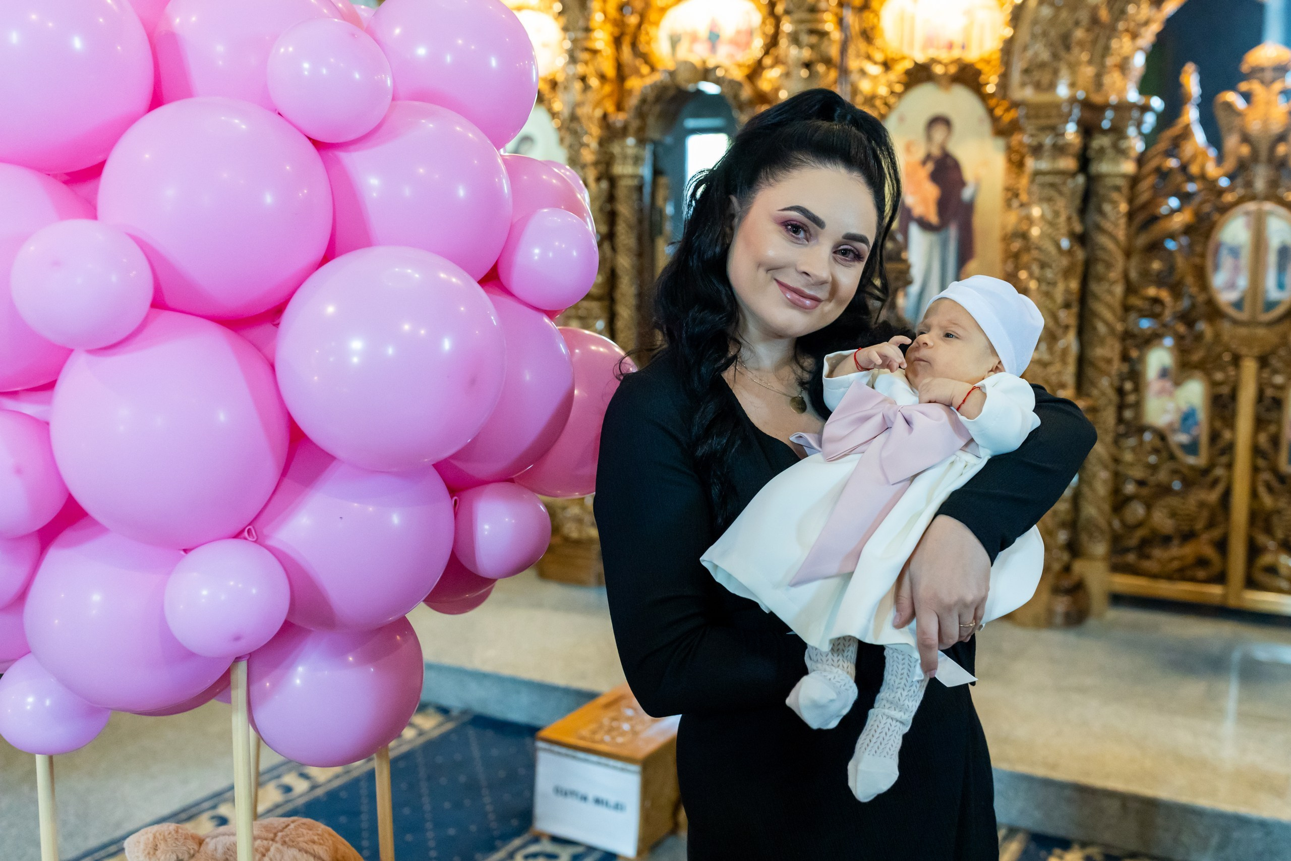 “Bebeluș botezat în biserică, ținut în brațe de nași” • “Detaliu cu lumânarea de botez decorată cu flori albe” • “Părinți emoționați alături de copilul lor la ceremonia de botez” • “Masa festivă de botez cu decor tematic și tort personalizat” • “Momentul în care preotul toarnă apă sfințită pe fruntea bebelușului” “Bebeluș în rochie albă de botez, zâmbind în brațele mamei” • “Detaliu cu cruciulița de botez așezată pe o pernă de satin” • “Părinți și nași aprinzând lumânările în timpul ceremoniei de botez” • “Tort de botez decorat cu figurine tematice și numele copilului” • “Copil botezat dormind liniștit în pătuțul decorat festiv” • “Momentul în care preotul binecuvântează copilul în fața altarului” • “Invitați adunându-se în jurul mesei festive la petrecerea de botez” • “Bebeluș ținând în mână o jucărie personalizată primită la botez” • “Familie fericită pozând împreună după ceremonia de botez” • “Decor tematic cu baloane și flori la locația petrecerii de botez” fotograf Botoșani fotograf evenimente fotograf botez Alin Chirila fotograf alinofotostudio,- Preotul ținându-l pe micuțul Mathias Gabriel la botez, în biserica Înălțarea Domnului, Copălău - Detalii de la botezul lui Mathias – lumânare, trusou și icoană - Familia lui Mathias Gabriel alături de micuț, în ziua botezului - Portret emoționant cu mama și bebelușul în brațe, în biserică,fotograf profesionist evenimente Botoșani, Iași, Suceava, Fălticeni, Bacău, Pașcani, Roman - AlinoFotoStudio by Alin Chirilă - servicii foto nuntă, botez, cununie, ședințe foto creative, albume personalizate, fotografii emoționante și calitative pentru cele mai importante momente din viață,fotograf nuntă Botoșani Alin Chirilă, ședință foto botez Iași - AlinoFotoStudio, servicii fotograf profesionist evenimente Suceava, fotograf cununie civilă Fălticeni - Alin Chirilă, album foto nuntă personalizat Bacău.“Bebeluș botezat în biserică, ținut în brațe de nași” • “Detaliu cu lumânarea de botez decorată cu flori albe” • “Părinți emoționați alături de copilul lor la ceremonia de botez” • “Masa festivă de botez cu decor tematic și tort personalizat” • “Momentul în care preotul toarnă apă sfințită pe fruntea bebelușului” “Bebeluș în rochie albă de botez, zâmbind în brațele mamei” • “Detaliu cu cruciulița de botez așezată pe o pernă de satin” • “Părinți și nași aprinzând lumânările în timpul ceremoniei de botez” • “Tort de botez decorat cu figurine tematice și numele copilului” • “Copil botezat dormind liniștit în pătuțul decorat festiv” • “Momentul în care preotul binecuvântează copilul în fața altarului” • “Invitați adunându-se în jurul mesei festive la petrecerea de botez” • “Bebeluș ținând în mână o jucărie personalizată primită la botez” • “Familie fericită pozând împreună după ceremonia de botez” • “Decor tematic cu baloane și flori la locația petrecerii de botez” fotograf Botoșani fotograf evenimente fotograf botez Alin Chirila fotograf alinofotostudio.fotograf botez Amelis Maria, fotografie botez Botoșani, fotograf Alin Chirilă, amintiri botez, fotografii botez, botez Amelis Maria, fotograf copii, fotografie botez în Botoșani,