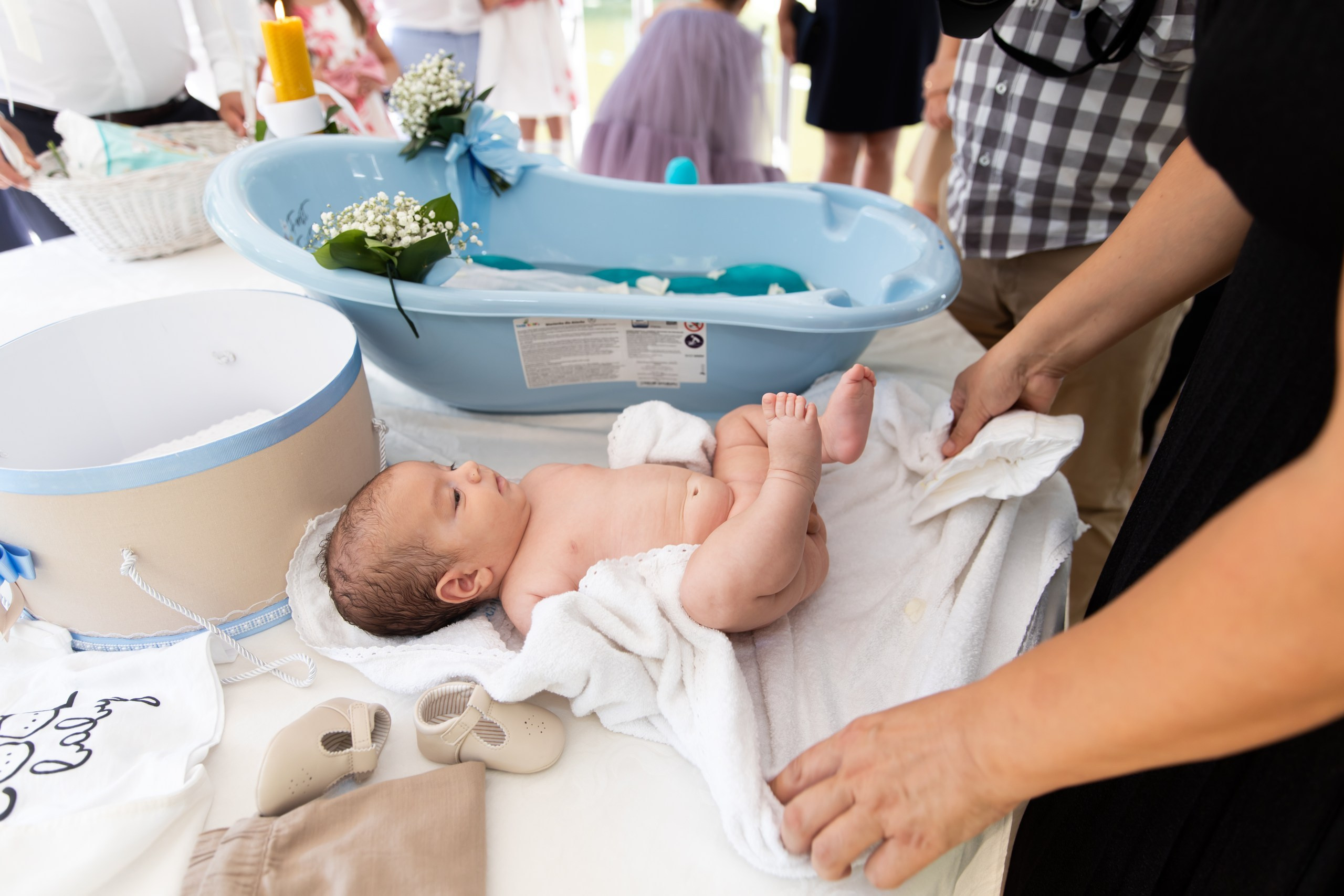 fotograf botez , fotografie botez Botoșani, fotograf Alin Chirilă, amintiri botez, fotografii botez, botez Miruna Parascheva, fotograf copii, fotografie botez în Botoșani-alt="botez , fotografie botez Alin Chirilă, amintiri botez, fotografii emoționante botez Botoșani"-- fotografii-botez-bebelus- amintiri-botez-micuț- moment-sfânt-crestinare- fotografie-emotionanta-botez- detalii-botez-bebelusi- parinti-fericiti-la-botez- fotograf-botez-profesionist- botez-in-biserica-ortodoxa- micuț-botezat-cu-emoție- zâmbete-și-lacrimi-la-botez- bebeluș-la-cristelniță- decor-botez-colorat- botez-cu-dragoste-și-credință- emotie-pura-la-botez- fotograf-botez-botosani- botez-iasi-suceava-fotograf- amintiri-nepretuite-botez-- Preotul ținându-l pe micuțul Mathias Gabriel la botez, în biserica Înălțarea Domnului, Copălău - Detalii de la botezul lui Mathias – lumânare, trusou și icoană - Familia lui Mathias Gabriel alături de micuț, în ziua botezului - Portret emoționant cu mama și bebelușul în brațe, în biserică,fotograf profesionist evenimente Botoșani, Iași, Suceava, Fălticeni, Bacău, Pașcani, Roman - AlinoFotoStudio by Alin Chirilă - servicii foto nuntă, botez, cununie, ședințe foto creative, albume personalizate, fotografii emoționante și calitative pentru cele mai importante momente din viață,fotograf nuntă Botoșani Alin Chirilă, ședință foto botez Iași - AlinoFotoStudio, servicii fotograf profesionist evenimente Suceava, fotograf cununie civilă Fălticeni - Alin Chirilă, album foto nuntă personalizat Bacău.“Bebeluș botezat în biserică, ținut în brațe de nași” • “Detaliu cu lumânarea de botez decorată cu flori albe” • “Părinți emoționați alături de copilul lor la ceremonia de botez” • “Masa festivă de botez cu decor tematic și tort personalizat” • “Momentul în care preotul toarnă apă sfințită pe fruntea bebelușului” “Bebeluș în rochie albă de botez, zâmbind în brațele mamei” • “Detaliu cu cruciulița de botez așezată pe o pernă de satin” • “Părinți și nași aprinzând lumânările în timpul ceremoniei de botez” • “Tort de botez decorat cu figurine tematice și numele copilului” • “Copil botezat dormind liniștit în pătuțul decorat festiv” • “Momentul în care preotul binecuvântează copilul în fața altarului” • “Invitați adunându-se în jurul mesei festive la petrecerea de botez” • “Bebeluș ținând în mână o jucărie personalizată primită la botez” • “Familie fericită pozând împreună după ceremonia de botez” • “Decor tematic cu baloane și flori la locația petrecerii de botez” fotograf Botoșani fotograf evenimente fotograf botez Alin Chirila fotograf alinofotostudio.fotograf botez Amelis Maria, fotografie botez Botoșani, fotograf Alin Chirilă, amintiri botez, fotografii botez, botez Amelis Maria, fotograf copii, fotografie botez în Botoșani,