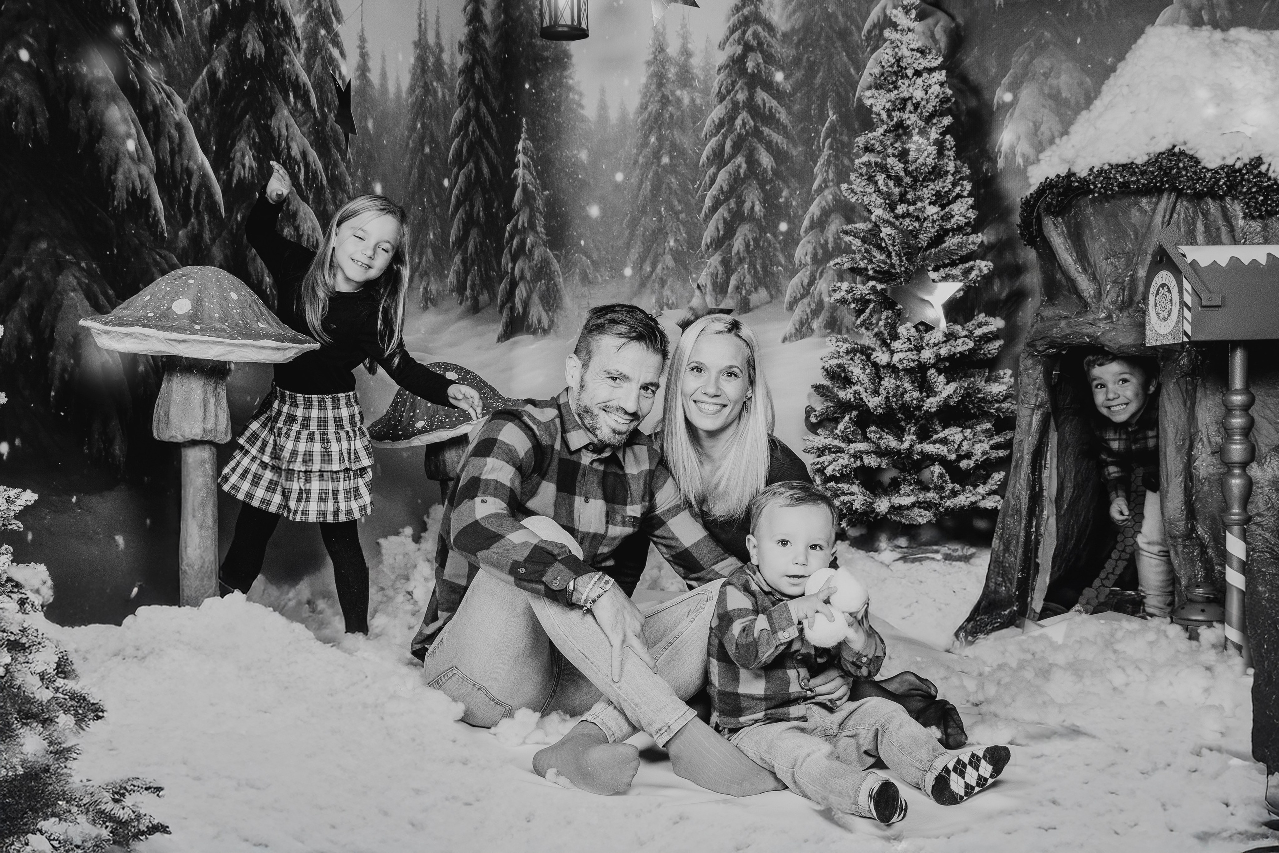 “Familia posando en el Bosque Mágico de Navidad – Rainbox Estudio de Fotografía Torrejón de Ardoz”
