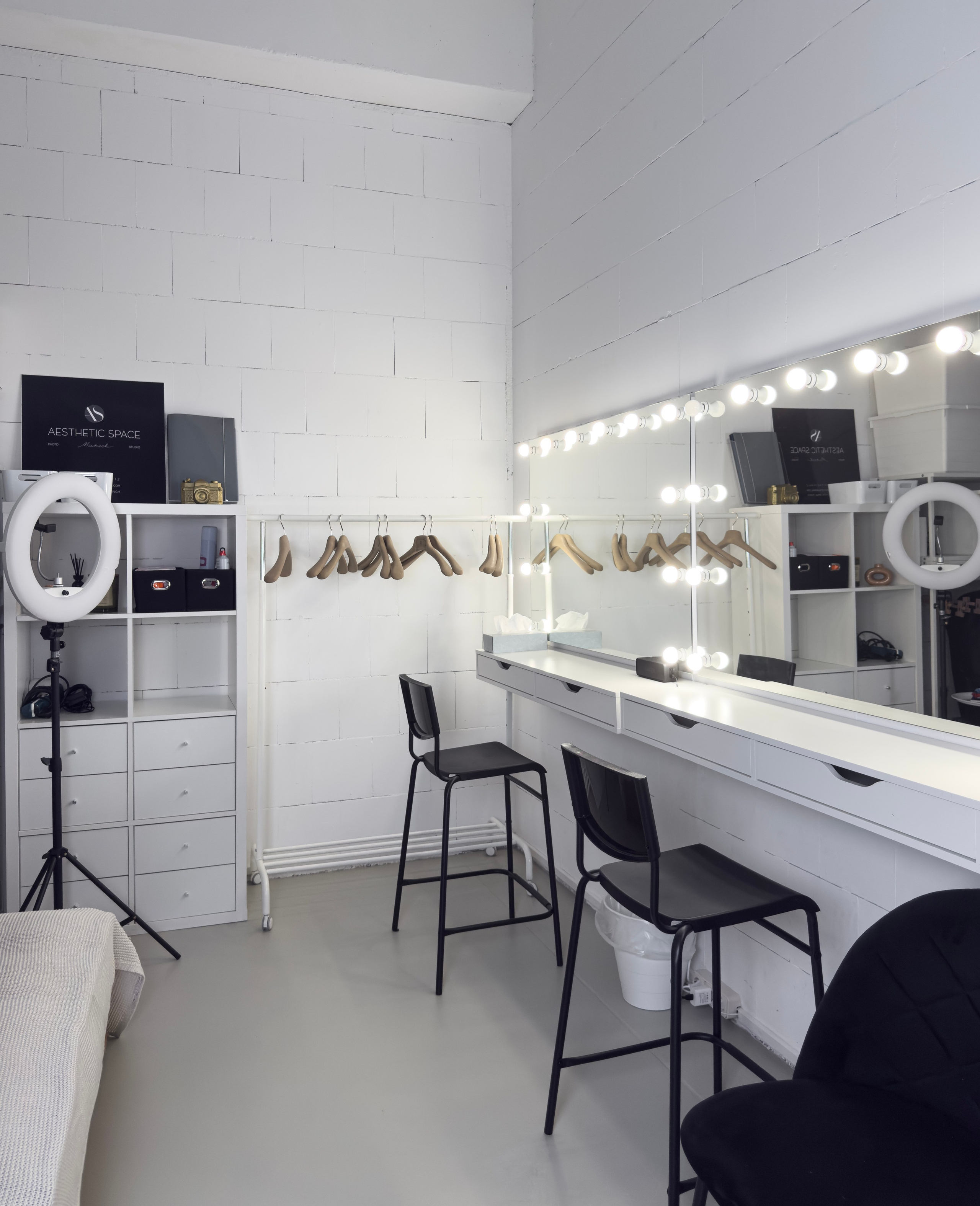 Unser Studio bietet alles, was du für professionelle Foto- und Videoproduktionen brauchst – direkt inklusive im Mietpreis. Fotostudio Aesthetic Space in München. Fotostudio mieten ab 1 Stunde