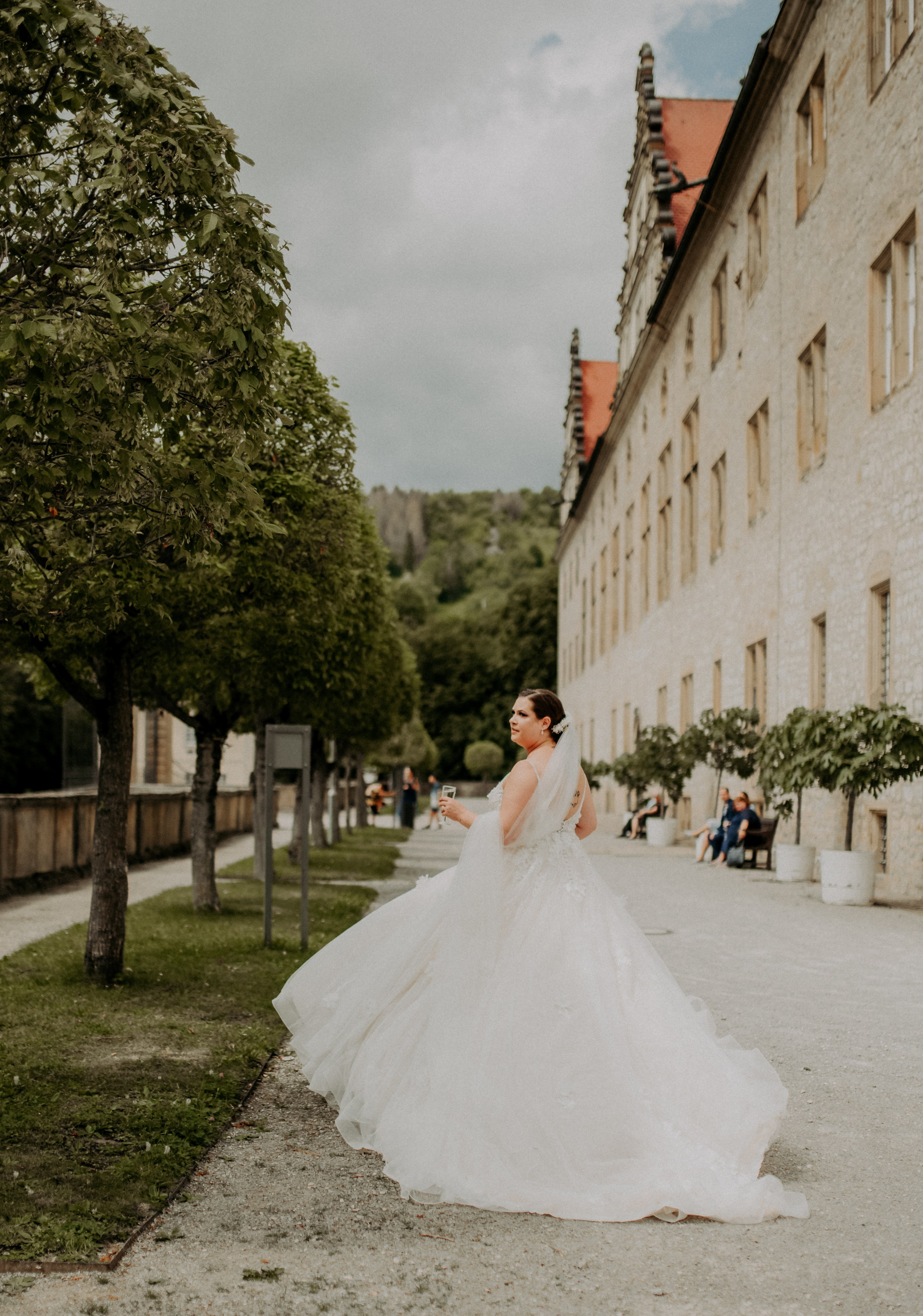 Hochzeitsfeier im Schloss Weikersheim – Festlich gedeckte Tische in stilvollem Ambiente