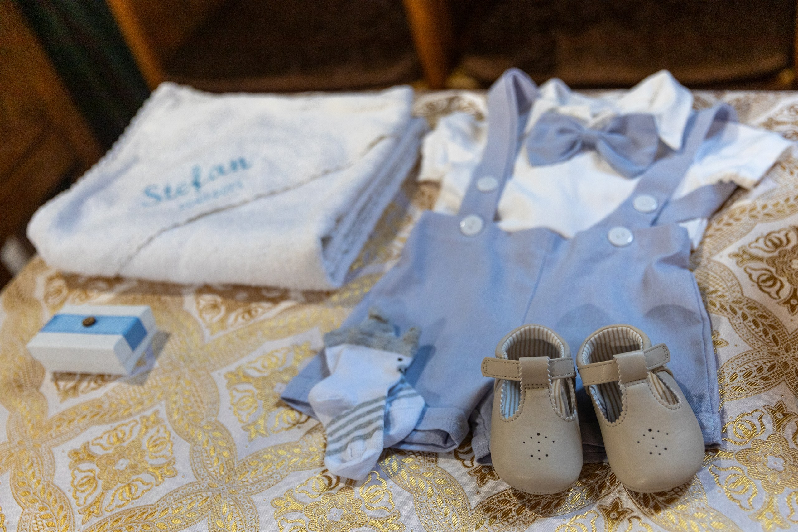 fotograf botez , fotografie botez Botoșani, fotograf Alin Chirilă, amintiri botez, fotografii botez, botez Miruna Parascheva, fotograf copii, fotografie botez în Botoșani-alt="botez , fotografie botez Alin Chirilă, amintiri botez, fotografii emoționante botez Botoșani"-- fotografii-botez-bebelus- amintiri-botez-micuț- moment-sfânt-crestinare- fotografie-emotionanta-botez- detalii-botez-bebelusi- parinti-fericiti-la-botez- fotograf-botez-profesionist- botez-in-biserica-ortodoxa- micuț-botezat-cu-emoție- zâmbete-și-lacrimi-la-botez- bebeluș-la-cristelniță- decor-botez-colorat- botez-cu-dragoste-și-credință- emotie-pura-la-botez- fotograf-botez-botosani- botez-iasi-suceava-fotograf- amintiri-nepretuite-botez-- Preotul ținându-l pe micuțul Mathias Gabriel la botez, în biserica Înălțarea Domnului, Copălău - Detalii de la botezul lui Mathias – lumânare, trusou și icoană - Familia lui Mathias Gabriel alături de micuț, în ziua botezului - Portret emoționant cu mama și bebelușul în brațe, în biserică,fotograf profesionist evenimente Botoșani, Iași, Suceava, Fălticeni, Bacău, Pașcani, Roman - AlinoFotoStudio by Alin Chirilă - servicii foto nuntă, botez, cununie, ședințe foto creative, albume personalizate, fotografii emoționante și calitative pentru cele mai importante momente din viață,fotograf nuntă Botoșani Alin Chirilă, ședință foto botez Iași - AlinoFotoStudio, servicii fotograf profesionist evenimente Suceava, fotograf cununie civilă Fălticeni - Alin Chirilă, album foto nuntă personalizat Bacău.“Bebeluș botezat în biserică, ținut în brațe de nași” • “Detaliu cu lumânarea de botez decorată cu flori albe” • “Părinți emoționați alături de copilul lor la ceremonia de botez” • “Masa festivă de botez cu decor tematic și tort personalizat” • “Momentul în care preotul toarnă apă sfințită pe fruntea bebelușului” “Bebeluș în rochie albă de botez, zâmbind în brațele mamei” • “Detaliu cu cruciulița de botez așezată pe o pernă de satin” • “Părinți și nași aprinzând lumânările în timpul ceremoniei de botez” • “Tort de botez decorat cu figurine tematice și numele copilului” • “Copil botezat dormind liniștit în pătuțul decorat festiv” • “Momentul în care preotul binecuvântează copilul în fața altarului” • “Invitați adunându-se în jurul mesei festive la petrecerea de botez” • “Bebeluș ținând în mână o jucărie personalizată primită la botez” • “Familie fericită pozând împreună după ceremonia de botez” • “Decor tematic cu baloane și flori la locația petrecerii de botez” fotograf Botoșani fotograf evenimente fotograf botez Alin Chirila fotograf alinofotostudio.fotograf botez Amelis Maria, fotografie botez Botoșani, fotograf Alin Chirilă, amintiri botez, fotografii botez, botez Amelis Maria, fotograf copii, fotografie botez în Botoșani,