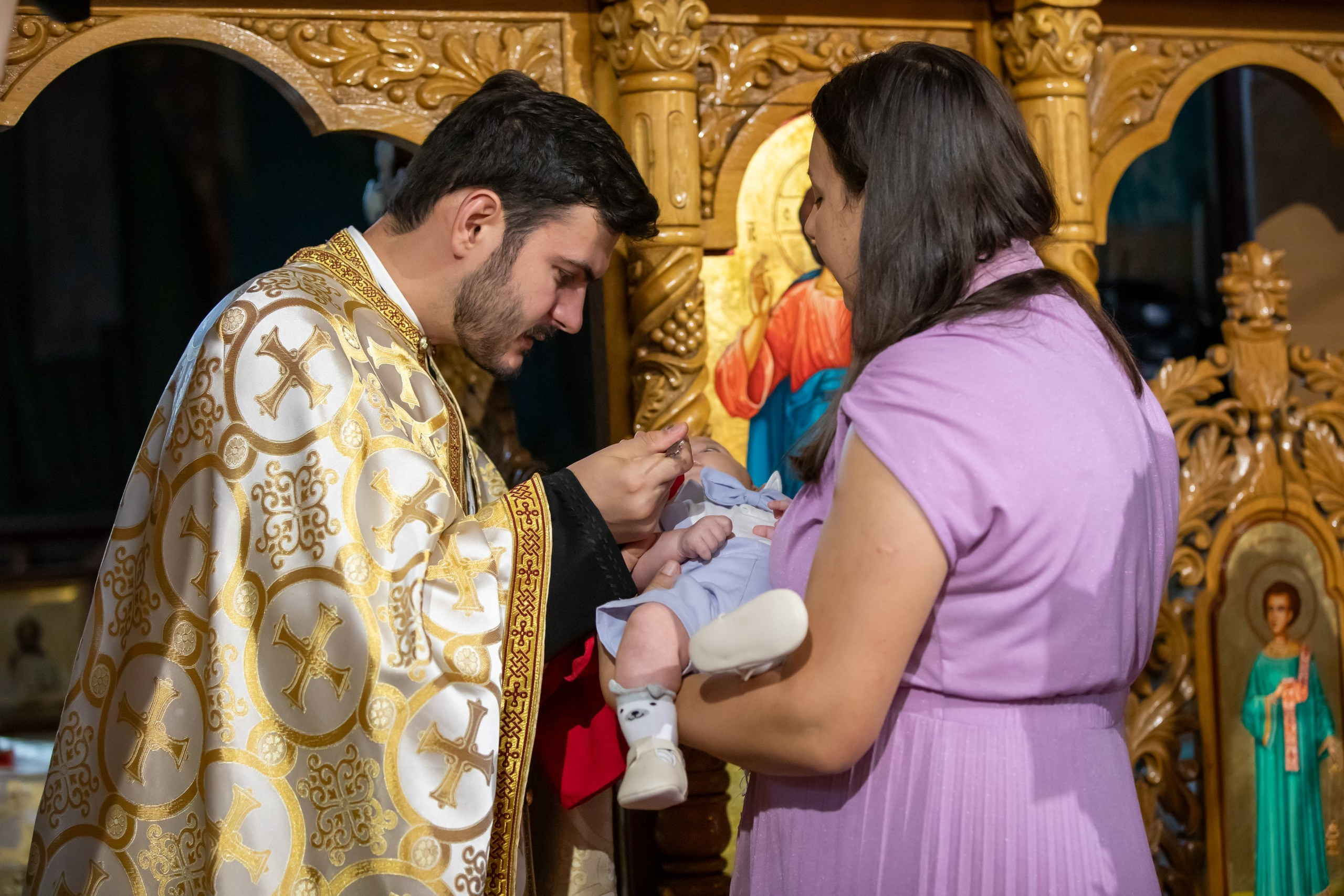 fotograf botez , fotografie botez Botoșani, fotograf Alin Chirilă, amintiri botez, fotografii botez, botez Miruna Parascheva, fotograf copii, fotografie botez în Botoșani-alt="botez , fotografie botez Alin Chirilă, amintiri botez, fotografii emoționante botez Botoșani"-- fotografii-botez-bebelus- amintiri-botez-micuț- moment-sfânt-crestinare- fotografie-emotionanta-botez- detalii-botez-bebelusi- parinti-fericiti-la-botez- fotograf-botez-profesionist- botez-in-biserica-ortodoxa- micuț-botezat-cu-emoție- zâmbete-și-lacrimi-la-botez- bebeluș-la-cristelniță- decor-botez-colorat- botez-cu-dragoste-și-credință- emotie-pura-la-botez- fotograf-botez-botosani- botez-iasi-suceava-fotograf- amintiri-nepretuite-botez-- Preotul ținându-l pe micuțul Mathias Gabriel la botez, în biserica Înălțarea Domnului, Copălău - Detalii de la botezul lui Mathias – lumânare, trusou și icoană - Familia lui Mathias Gabriel alături de micuț, în ziua botezului - Portret emoționant cu mama și bebelușul în brațe, în biserică,fotograf profesionist evenimente Botoșani, Iași, Suceava, Fălticeni, Bacău, Pașcani, Roman - AlinoFotoStudio by Alin Chirilă - servicii foto nuntă, botez, cununie, ședințe foto creative, albume personalizate, fotografii emoționante și calitative pentru cele mai importante momente din viață,fotograf nuntă Botoșani Alin Chirilă, ședință foto botez Iași - AlinoFotoStudio, servicii fotograf profesionist evenimente Suceava, fotograf cununie civilă Fălticeni - Alin Chirilă, album foto nuntă personalizat Bacău.“Bebeluș botezat în biserică, ținut în brațe de nași” • “Detaliu cu lumânarea de botez decorată cu flori albe” • “Părinți emoționați alături de copilul lor la ceremonia de botez” • “Masa festivă de botez cu decor tematic și tort personalizat” • “Momentul în care preotul toarnă apă sfințită pe fruntea bebelușului” “Bebeluș în rochie albă de botez, zâmbind în brațele mamei” • “Detaliu cu cruciulița de botez așezată pe o pernă de satin” • “Părinți și nași aprinzând lumânările în timpul ceremoniei de botez” • “Tort de botez decorat cu figurine tematice și numele copilului” • “Copil botezat dormind liniștit în pătuțul decorat festiv” • “Momentul în care preotul binecuvântează copilul în fața altarului” • “Invitați adunându-se în jurul mesei festive la petrecerea de botez” • “Bebeluș ținând în mână o jucărie personalizată primită la botez” • “Familie fericită pozând împreună după ceremonia de botez” • “Decor tematic cu baloane și flori la locația petrecerii de botez” fotograf Botoșani fotograf evenimente fotograf botez Alin Chirila fotograf alinofotostudio.fotograf botez Amelis Maria, fotografie botez Botoșani, fotograf Alin Chirilă, amintiri botez, fotografii botez, botez Amelis Maria, fotograf copii, fotografie botez în Botoșani,