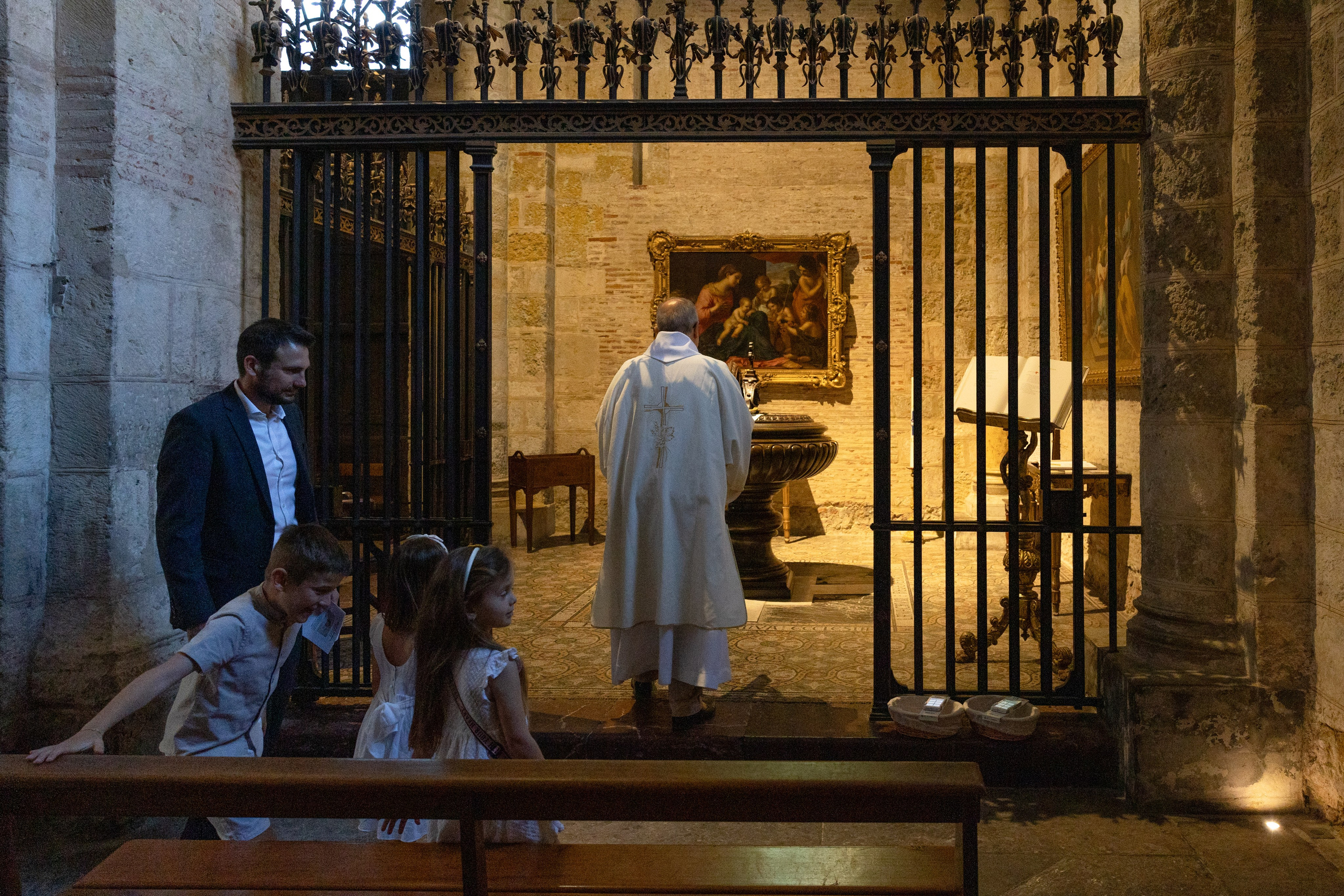 The Baptism of Diana in the Church of Saint-Sernin in Toulouse. Евгения Смирнова — фотограф в Тулузе и юго-западной Франции