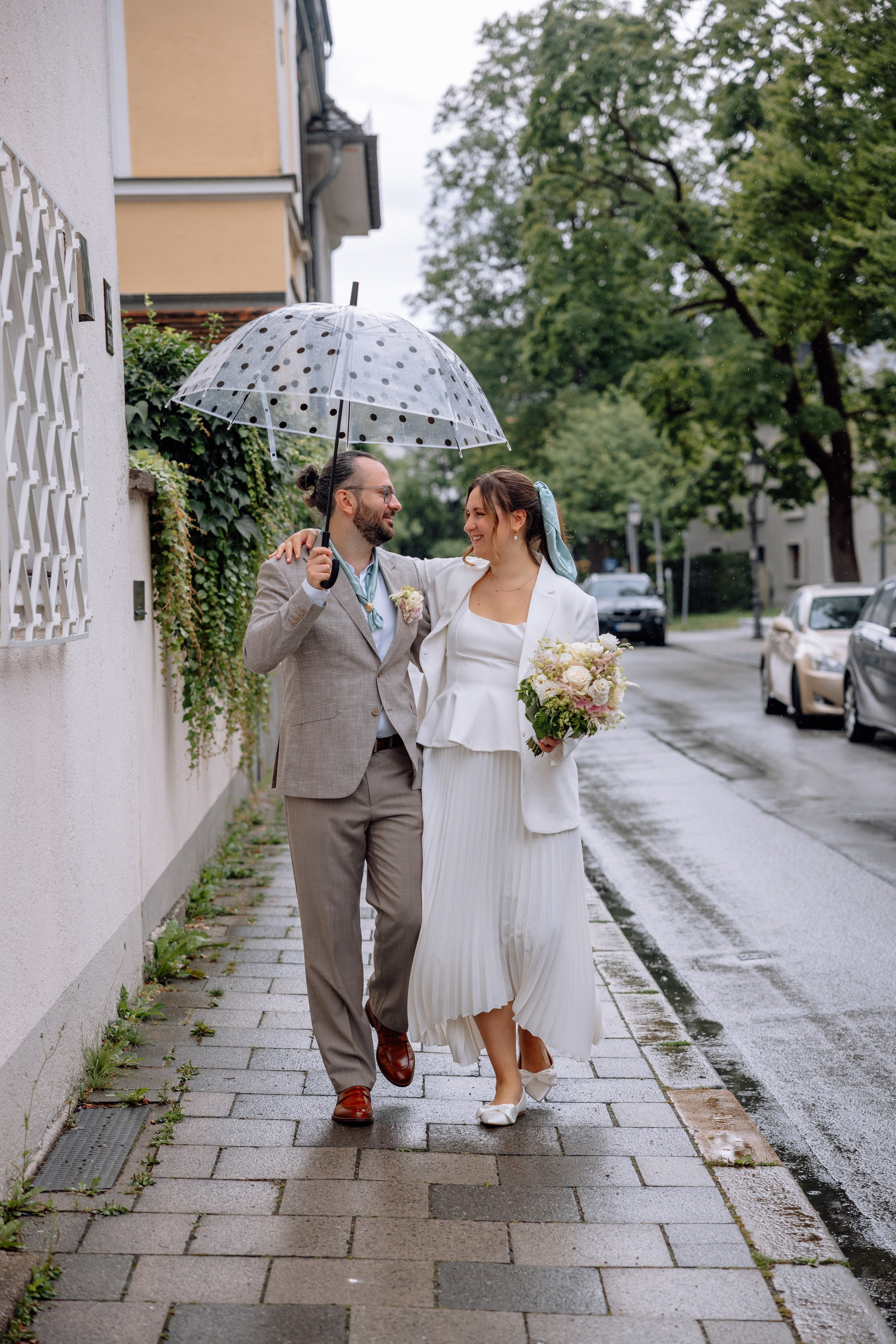 Corinna und Daniel: romantische Hochzeit in der Mandlstrasse/Sommer 2025. Hochzeitsfotograf München Taufe Familienfotograf Tanja Mauke