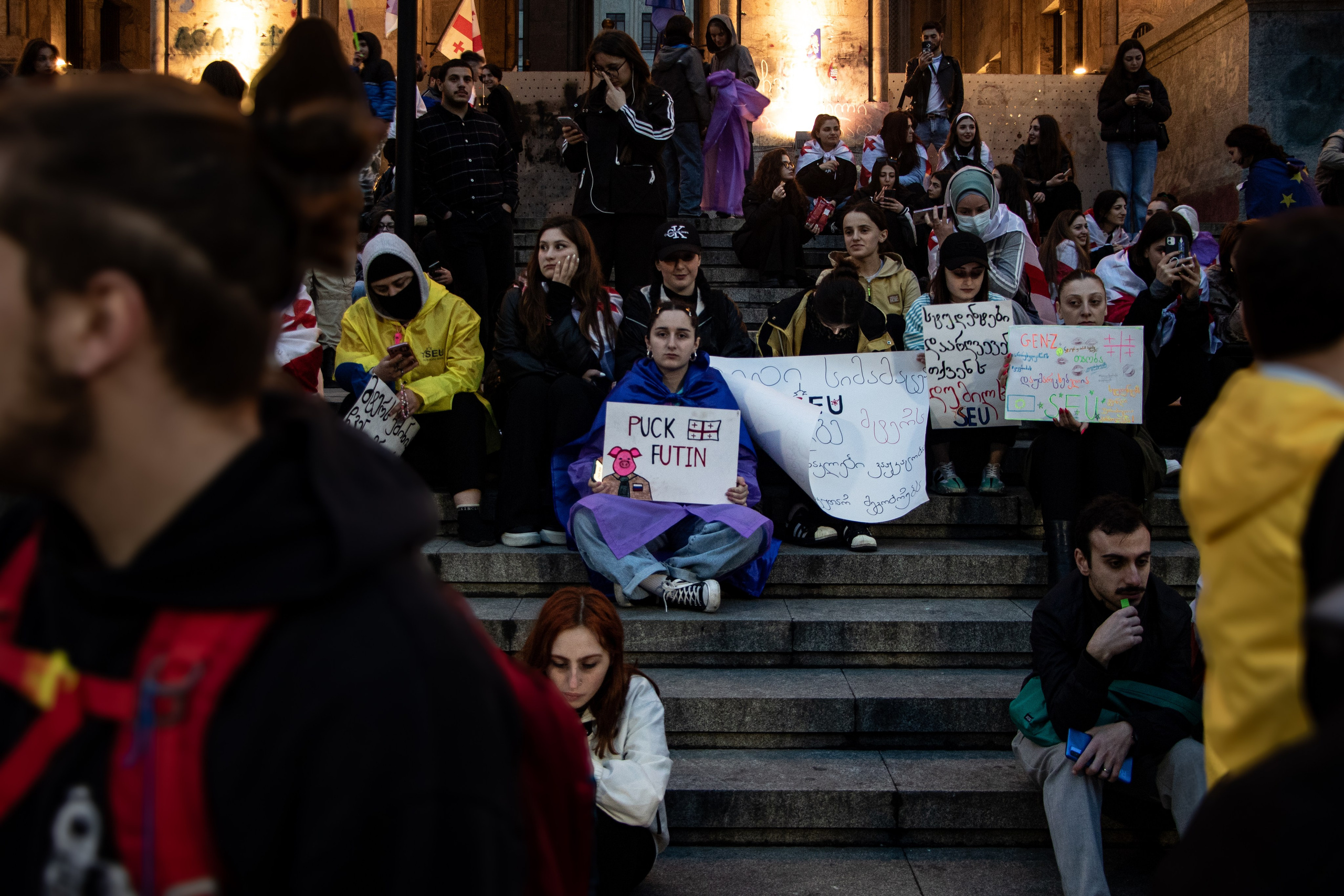 Manifestants de l’opposition au Rêve Géorgien se rassemblent pour protester contre la loi des agents étrangers.