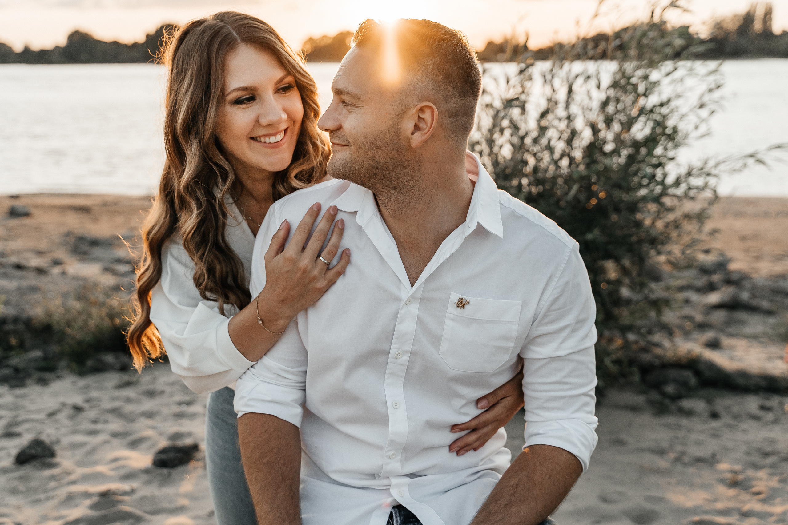 Heiße Love Story am Rheinufer. Hochzeitsfotograf für Moers, Niederrhein, Düsseldorf, NRW und Deutschland