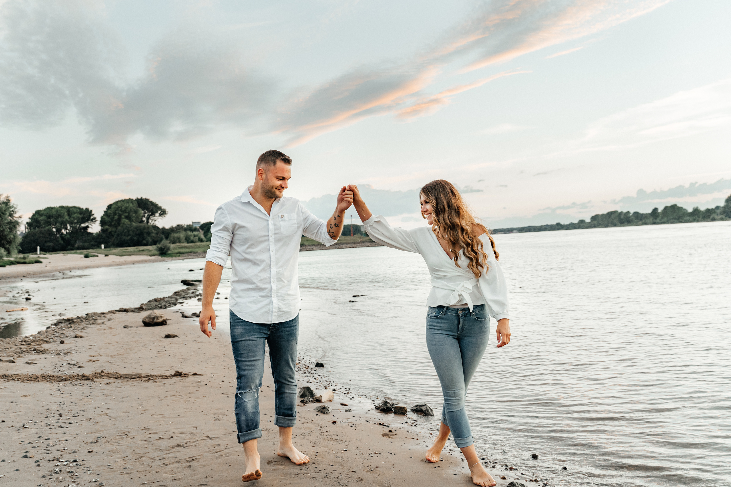 Heiße Love Story am Rheinufer. Hochzeitsfotograf für Moers, Niederrhein, Düsseldorf, NRW und Deutschland