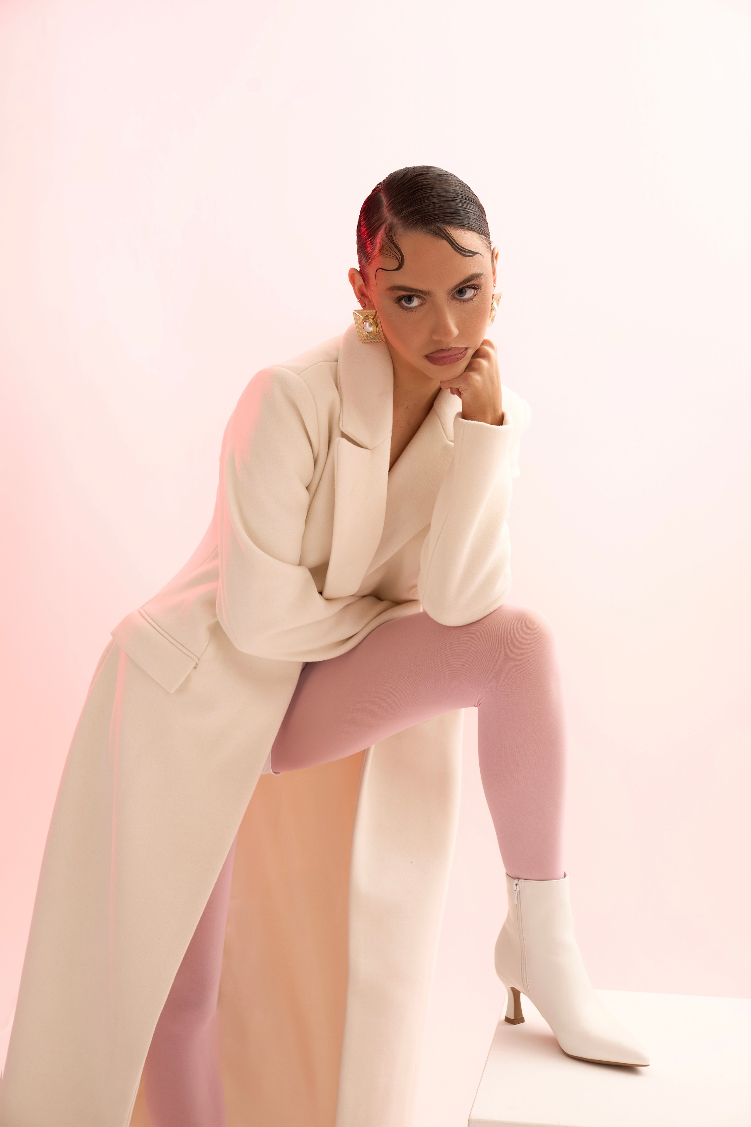 Professioneller Studiofotograf in München – Fotos, Content Creation, Shooting für jeden Anlass. Fotostudio Aesthetic Space in München. Fotostudio mieten ab 1 Stunde