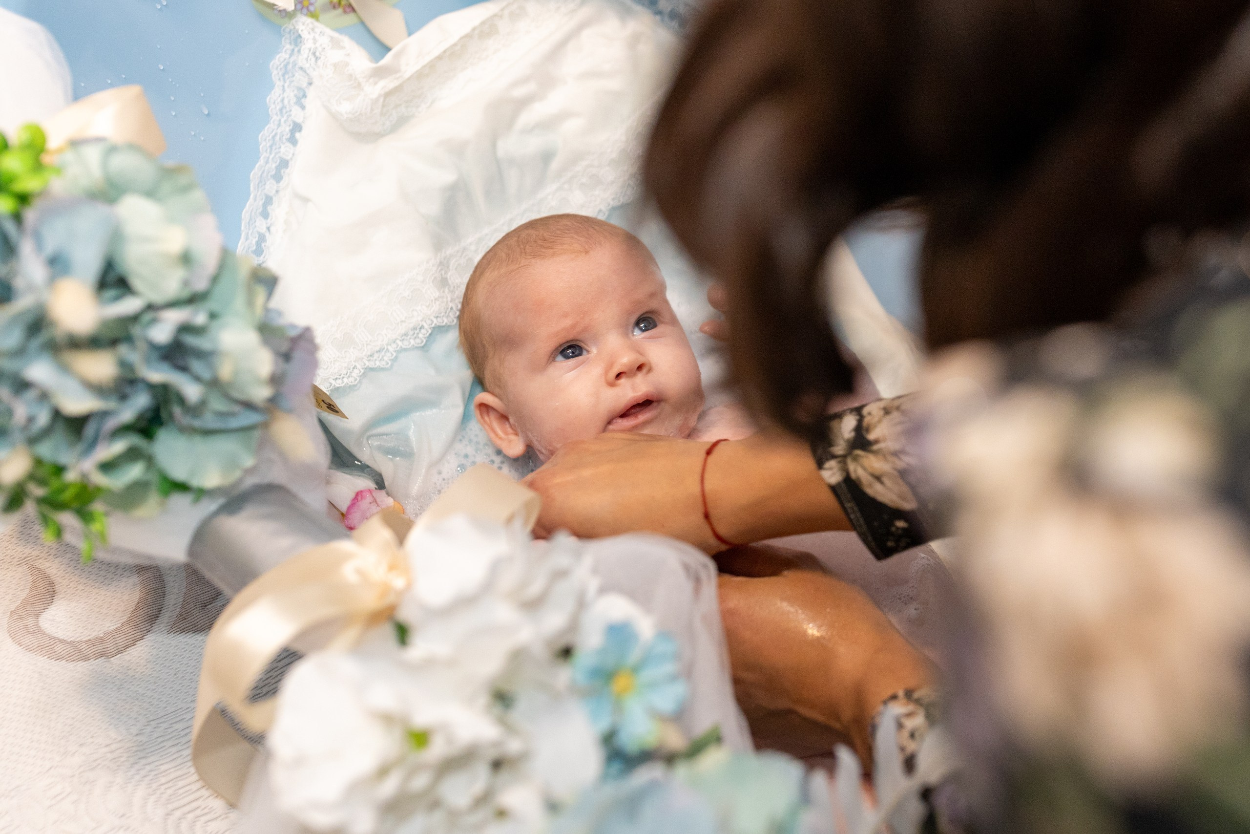 fotograf botez , fotografie botez Botoșani, fotograf Alin Chirilă, amintiri botez, fotografii botez, botez Miruna Parascheva, fotograf copii, fotografie botez în Botoșani-alt="botez , fotografie botez Alin Chirilă, amintiri botez, fotografii emoționante botez Botoșani"-- fotografii-botez-bebelus- amintiri-botez-micuț- moment-sfânt-crestinare- fotografie-emotionanta-botez- detalii-botez-bebelusi- parinti-fericiti-la-botez- fotograf-botez-profesionist- botez-in-biserica-ortodoxa- micuț-botezat-cu-emoție- zâmbete-și-lacrimi-la-botez- bebeluș-la-cristelniță- decor-botez-colorat- botez-cu-dragoste-și-credință- emotie-pura-la-botez- fotograf-botez-botosani- botez-iasi-suceava-fotograf- amintiri-nepretuite-botez-- Preotul ținându-l pe micuțul Mathias Gabriel la botez, în biserica Înălțarea Domnului, Copălău - Detalii de la botezul lui Mathias – lumânare, trusou și icoană - Familia lui Mathias Gabriel alături de micuț, în ziua botezului - Portret emoționant cu mama și bebelușul în brațe, în biserică,fotograf profesionist evenimente Botoșani, Iași, Suceava, Fălticeni, Bacău, Pașcani, Roman - AlinoFotoStudio by Alin Chirilă - servicii foto nuntă, botez, cununie, ședințe foto creative, albume personalizate, fotografii emoționante și calitative pentru cele mai importante momente din viață,fotograf nuntă Botoșani Alin Chirilă, ședință foto botez Iași - AlinoFotoStudio, servicii fotograf profesionist evenimente Suceava, fotograf cununie civilă Fălticeni - Alin Chirilă, album foto nuntă personalizat Bacău.“Bebeluș botezat în biserică, ținut în brațe de nași” • “Detaliu cu lumânarea de botez decorată cu flori albe” • “Părinți emoționați alături de copilul lor la ceremonia de botez” • “Masa festivă de botez cu decor tematic și tort personalizat” • “Momentul în care preotul toarnă apă sfințită pe fruntea bebelușului” “Bebeluș în rochie albă de botez, zâmbind în brațele mamei” • “Detaliu cu cruciulița de botez așezată pe o pernă de satin” • “Părinți și nași aprinzând lumânările în timpul ceremoniei de botez” • “Tort de botez decorat cu figurine tematice și numele copilului” • “Copil botezat dormind liniștit în pătuțul decorat festiv” • “Momentul în care preotul binecuvântează copilul în fața altarului” • “Invitați adunându-se în jurul mesei festive la petrecerea de botez” • “Bebeluș ținând în mână o jucărie personalizată primită la botez” • “Familie fericită pozând împreună după ceremonia de botez” • “Decor tematic cu baloane și flori la locația petrecerii de botez” fotograf Botoșani fotograf evenimente fotograf botez Alin Chirila fotograf alinofotostudio.fotograf botez Amelis Maria, fotografie botez Botoșani, fotograf Alin Chirilă, amintiri botez, fotografii botez, botez Amelis Maria, fotograf copii, fotografie botez în Botoșani,