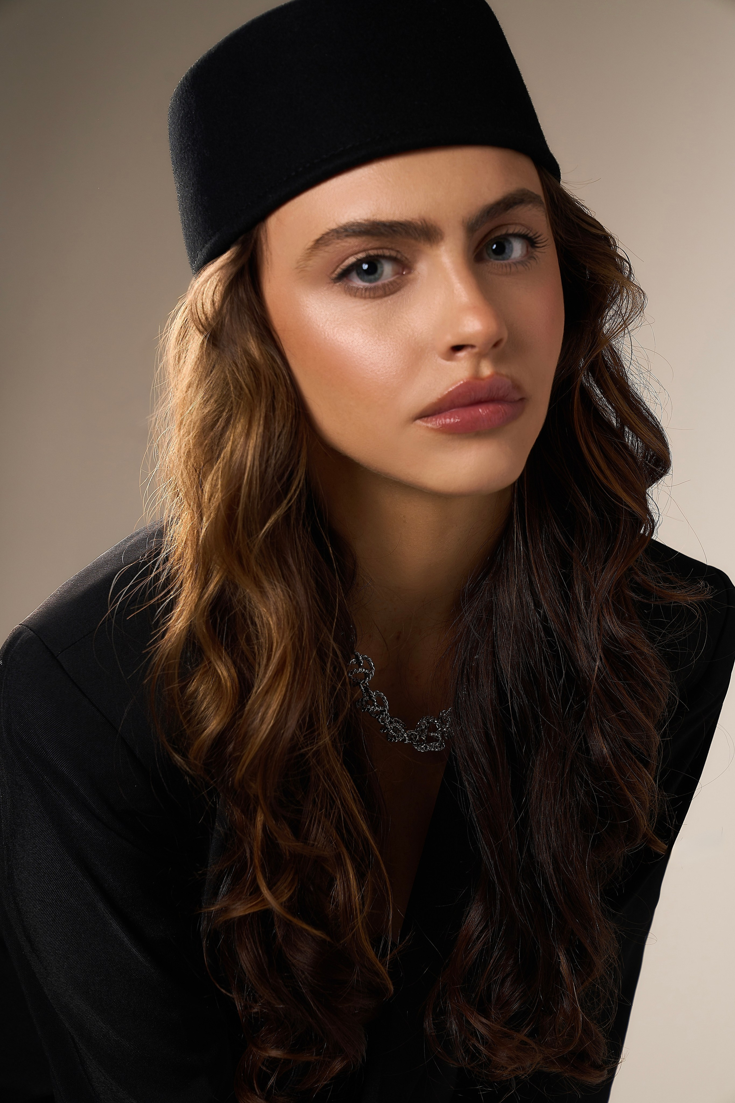 Professioneller Studiofotograf in München – Fotos, Content Creation, Shooting für jeden Anlass. Fotostudio Aesthetic Space in München. Fotostudio mieten ab 1 Stunde