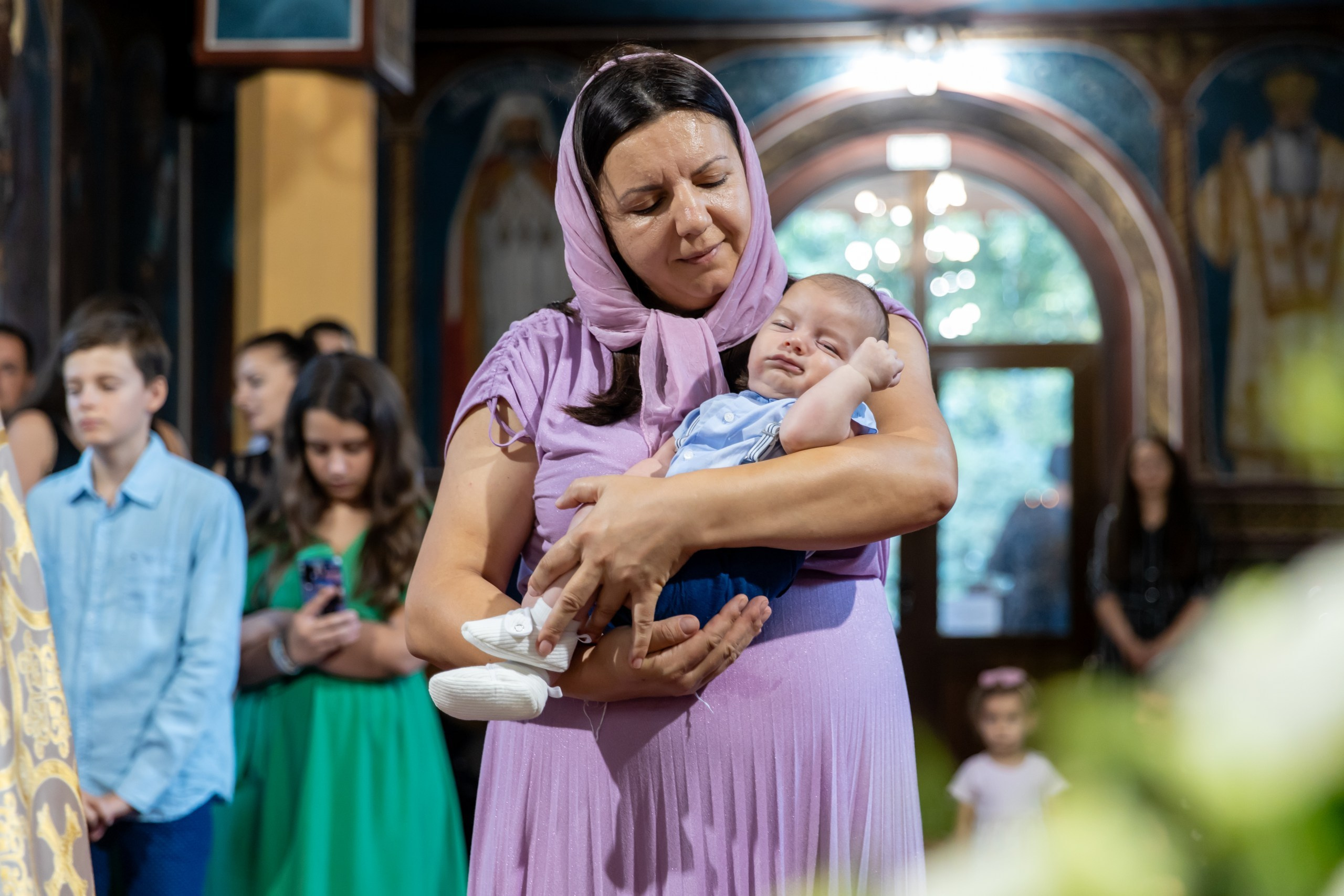 fotograf botez , fotografie botez Botoșani, fotograf Alin Chirilă, amintiri botez, fotografii botez, botez Miruna Parascheva, fotograf copii, fotografie botez în Botoșani-alt="botez , fotografie botez Alin Chirilă, amintiri botez, fotografii emoționante botez Botoșani"-- fotografii-botez-bebelus- amintiri-botez-micuț- moment-sfânt-crestinare- fotografie-emotionanta-botez- detalii-botez-bebelusi- parinti-fericiti-la-botez- fotograf-botez-profesionist- botez-in-biserica-ortodoxa- micuț-botezat-cu-emoție- zâmbete-și-lacrimi-la-botez- bebeluș-la-cristelniță- decor-botez-colorat- botez-cu-dragoste-și-credință- emotie-pura-la-botez- fotograf-botez-botosani- botez-iasi-suceava-fotograf- amintiri-nepretuite-botez-- Preotul ținându-l pe micuțul Mathias Gabriel la botez, în biserica Înălțarea Domnului, Copălău - Detalii de la botezul lui Mathias – lumânare, trusou și icoană - Familia lui Mathias Gabriel alături de micuț, în ziua botezului - Portret emoționant cu mama și bebelușul în brațe, în biserică,fotograf profesionist evenimente Botoșani, Iași, Suceava, Fălticeni, Bacău, Pașcani, Roman - AlinoFotoStudio by Alin Chirilă - servicii foto nuntă, botez, cununie, ședințe foto creative, albume personalizate, fotografii emoționante și calitative pentru cele mai importante momente din viață,fotograf nuntă Botoșani Alin Chirilă, ședință foto botez Iași - AlinoFotoStudio, servicii fotograf profesionist evenimente Suceava, fotograf cununie civilă Fălticeni - Alin Chirilă, album foto nuntă personalizat Bacău.“Bebeluș botezat în biserică, ținut în brațe de nași” • “Detaliu cu lumânarea de botez decorată cu flori albe” • “Părinți emoționați alături de copilul lor la ceremonia de botez” • “Masa festivă de botez cu decor tematic și tort personalizat” • “Momentul în care preotul toarnă apă sfințită pe fruntea bebelușului” “Bebeluș în rochie albă de botez, zâmbind în brațele mamei” • “Detaliu cu cruciulița de botez așezată pe o pernă de satin” • “Părinți și nași aprinzând lumânările în timpul ceremoniei de botez” • “Tort de botez decorat cu figurine tematice și numele copilului” • “Copil botezat dormind liniștit în pătuțul decorat festiv” • “Momentul în care preotul binecuvântează copilul în fața altarului” • “Invitați adunându-se în jurul mesei festive la petrecerea de botez” • “Bebeluș ținând în mână o jucărie personalizată primită la botez” • “Familie fericită pozând împreună după ceremonia de botez” • “Decor tematic cu baloane și flori la locația petrecerii de botez” fotograf Botoșani fotograf evenimente fotograf botez Alin Chirila fotograf alinofotostudio.fotograf botez Amelis Maria, fotografie botez Botoșani, fotograf Alin Chirilă, amintiri botez, fotografii botez, botez Amelis Maria, fotograf copii, fotografie botez în Botoșani,