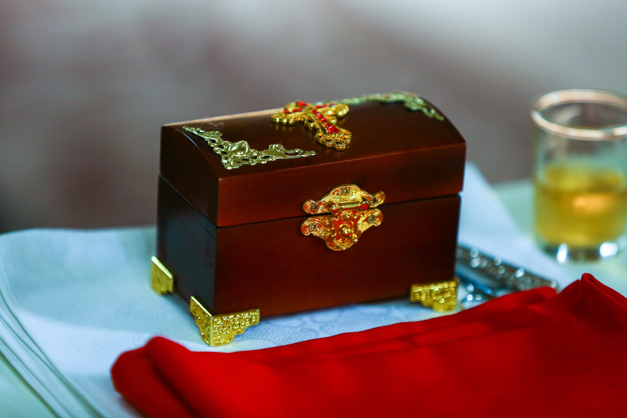 “Bebeluș botezat în biserică, ținut în brațe de nași” • “Detaliu cu lumânarea de botez decorată cu flori albe” • “Părinți emoționați alături de copilul lor la ceremonia de botez” • “Masa festivă de botez cu decor tematic și tort personalizat” • “Momentul în care preotul toarnă apă sfințită pe fruntea bebelușului” “Bebeluș în rochie albă de botez, zâmbind în brațele mamei” • “Detaliu cu cruciulița de botez așezată pe o pernă de satin” • “Părinți și nași aprinzând lumânările în timpul ceremoniei de botez” • “Tort de botez decorat cu figurine tematice și numele copilului” • “Copil botezat dormind liniștit în pătuțul decorat festiv” • “Momentul în care preotul binecuvântează copilul în fața altarului” • “Invitați adunându-se în jurul mesei festive la petrecerea de botez” • “Bebeluș ținând în mână o jucărie personalizată primită la botez” • “Familie fericită pozând împreună după ceremonia de botez” • “Decor tematic cu baloane și flori la locația petrecerii de botez” fotograf Botoșani fotograf evenimente fotograf botez Alin Chirila fotograf alinofotostudio,- Preotul ținându-l pe micuțul Mathias Gabriel la botez, în biserica Înălțarea Domnului, Copălău - Detalii de la botezul lui Mathias – lumânare, trusou și icoană - Familia lui Mathias Gabriel alături de micuț, în ziua botezului - Portret emoționant cu mama și bebelușul în brațe, în biserică,fotograf profesionist evenimente Botoșani, Iași, Suceava, Fălticeni, Bacău, Pașcani, Roman - AlinoFotoStudio by Alin Chirilă - servicii foto nuntă, botez, cununie, ședințe foto creative, albume personalizate, fotografii emoționante și calitative pentru cele mai importante momente din viață,fotograf nuntă Botoșani Alin Chirilă, ședință foto botez Iași - AlinoFotoStudio, servicii fotograf profesionist evenimente Suceava, fotograf cununie civilă Fălticeni - Alin Chirilă, album foto nuntă personalizat Bacău.“Bebeluș botezat în biserică, ținut în brațe de nași” • “Detaliu cu lumânarea de botez decorată cu flori albe” • “Părinți emoționați alături de copilul lor la ceremonia de botez” • “Masa festivă de botez cu decor tematic și tort personalizat” • “Momentul în care preotul toarnă apă sfințită pe fruntea bebelușului” “Bebeluș în rochie albă de botez, zâmbind în brațele mamei” • “Detaliu cu cruciulița de botez așezată pe o pernă de satin” • “Părinți și nași aprinzând lumânările în timpul ceremoniei de botez” • “Tort de botez decorat cu figurine tematice și numele copilului” • “Copil botezat dormind liniștit în pătuțul decorat festiv” • “Momentul în care preotul binecuvântează copilul în fața altarului” • “Invitați adunându-se în jurul mesei festive la petrecerea de botez” • “Bebeluș ținând în mână o jucărie personalizată primită la botez” • “Familie fericită pozând împreună după ceremonia de botez” • “Decor tematic cu baloane și flori la locația petrecerii de botez” fotograf Botoșani fotograf evenimente fotograf botez Alin Chirila fotograf alinofotostudio.fotograf botez Amelis Maria, fotografie botez Botoșani, fotograf Alin Chirilă, amintiri botez, fotografii botez, botez Amelis Maria, fotograf copii, fotografie botez în Botoșani,