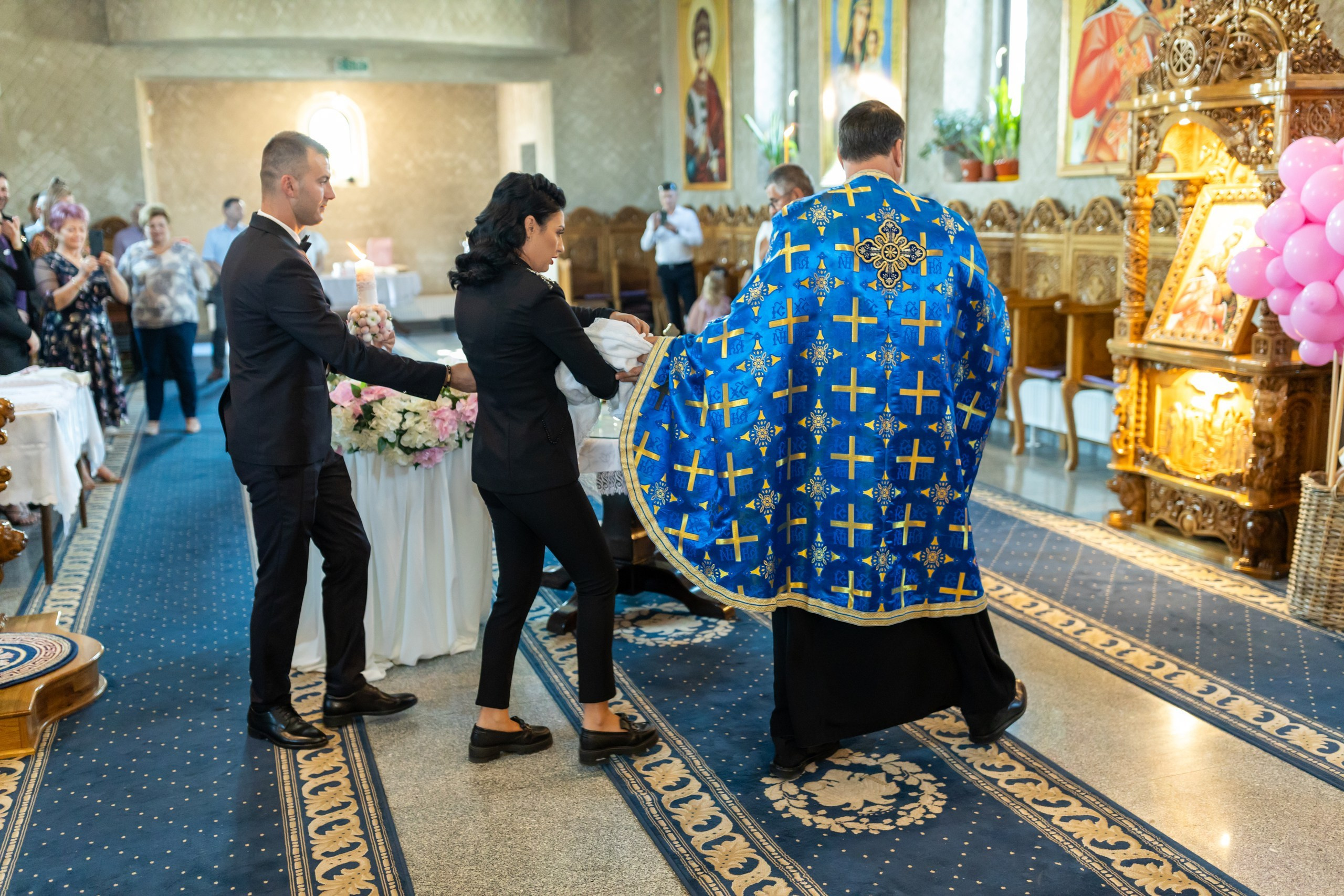 “Bebeluș botezat în biserică, ținut în brațe de nași” • “Detaliu cu lumânarea de botez decorată cu flori albe” • “Părinți emoționați alături de copilul lor la ceremonia de botez” • “Masa festivă de botez cu decor tematic și tort personalizat” • “Momentul în care preotul toarnă apă sfințită pe fruntea bebelușului” “Bebeluș în rochie albă de botez, zâmbind în brațele mamei” • “Detaliu cu cruciulița de botez așezată pe o pernă de satin” • “Părinți și nași aprinzând lumânările în timpul ceremoniei de botez” • “Tort de botez decorat cu figurine tematice și numele copilului” • “Copil botezat dormind liniștit în pătuțul decorat festiv” • “Momentul în care preotul binecuvântează copilul în fața altarului” • “Invitați adunându-se în jurul mesei festive la petrecerea de botez” • “Bebeluș ținând în mână o jucărie personalizată primită la botez” • “Familie fericită pozând împreună după ceremonia de botez” • “Decor tematic cu baloane și flori la locația petrecerii de botez” fotograf Botoșani fotograf evenimente fotograf botez Alin Chirila fotograf alinofotostudio,- Preotul ținându-l pe micuțul Mathias Gabriel la botez, în biserica Înălțarea Domnului, Copălău - Detalii de la botezul lui Mathias – lumânare, trusou și icoană - Familia lui Mathias Gabriel alături de micuț, în ziua botezului - Portret emoționant cu mama și bebelușul în brațe, în biserică,fotograf profesionist evenimente Botoșani, Iași, Suceava, Fălticeni, Bacău, Pașcani, Roman - AlinoFotoStudio by Alin Chirilă - servicii foto nuntă, botez, cununie, ședințe foto creative, albume personalizate, fotografii emoționante și calitative pentru cele mai importante momente din viață,fotograf nuntă Botoșani Alin Chirilă, ședință foto botez Iași - AlinoFotoStudio, servicii fotograf profesionist evenimente Suceava, fotograf cununie civilă Fălticeni - Alin Chirilă, album foto nuntă personalizat Bacău.“Bebeluș botezat în biserică, ținut în brațe de nași” • “Detaliu cu lumânarea de botez decorată cu flori albe” • “Părinți emoționați alături de copilul lor la ceremonia de botez” • “Masa festivă de botez cu decor tematic și tort personalizat” • “Momentul în care preotul toarnă apă sfințită pe fruntea bebelușului” “Bebeluș în rochie albă de botez, zâmbind în brațele mamei” • “Detaliu cu cruciulița de botez așezată pe o pernă de satin” • “Părinți și nași aprinzând lumânările în timpul ceremoniei de botez” • “Tort de botez decorat cu figurine tematice și numele copilului” • “Copil botezat dormind liniștit în pătuțul decorat festiv” • “Momentul în care preotul binecuvântează copilul în fața altarului” • “Invitați adunându-se în jurul mesei festive la petrecerea de botez” • “Bebeluș ținând în mână o jucărie personalizată primită la botez” • “Familie fericită pozând împreună după ceremonia de botez” • “Decor tematic cu baloane și flori la locația petrecerii de botez” fotograf Botoșani fotograf evenimente fotograf botez Alin Chirila fotograf alinofotostudio.fotograf botez Amelis Maria, fotografie botez Botoșani, fotograf Alin Chirilă, amintiri botez, fotografii botez, botez Amelis Maria, fotograf copii, fotografie botez în Botoșani,