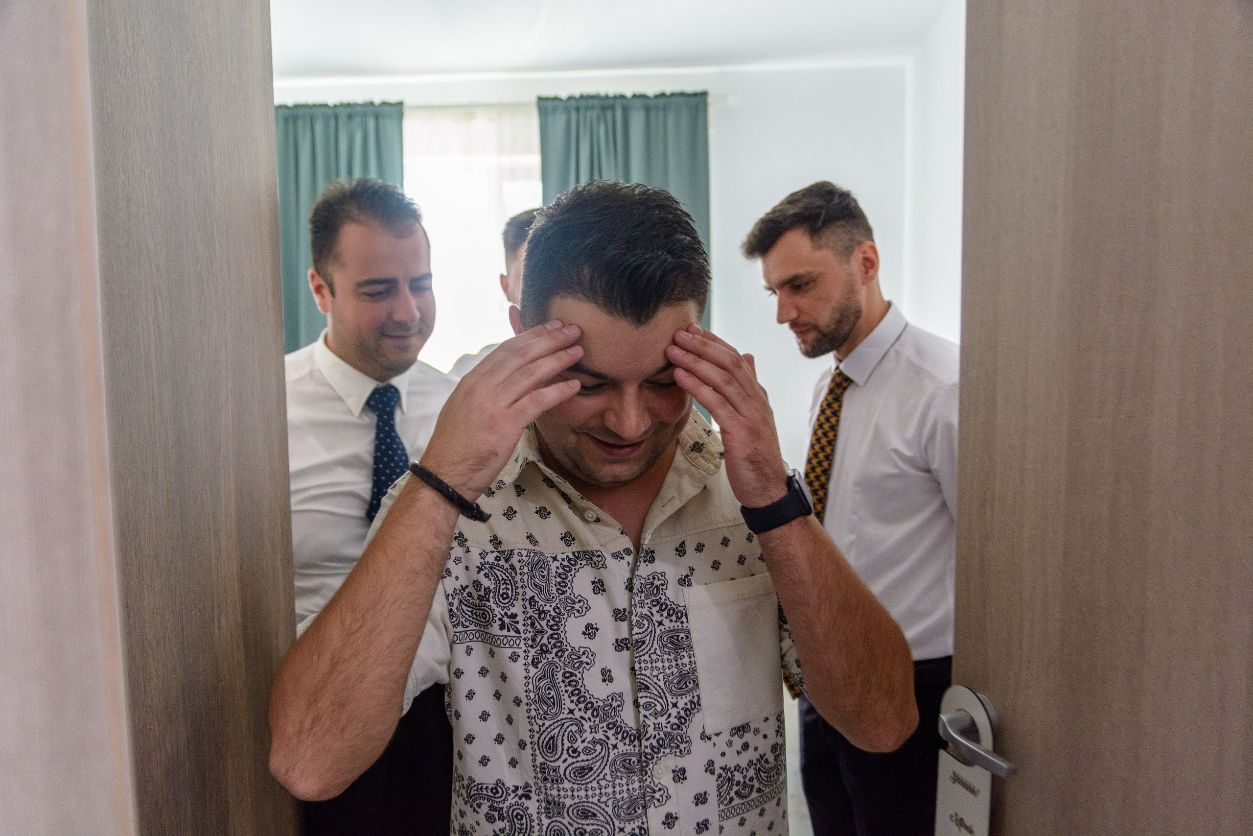 fotograf nuntă, căsătorie, mireasă, mire, ceremonie, petrecere, fotograf eveniment, organizare, planificare, decor, tematică, buget, invitație, rochie de mireasă, costum de mire, verighete, luna de miere, dragoste, fericire, voal, buchet, machiaj, coafură, accesorii, pantofi, portret, costum de mire, butoniere, cravată, pantofi, portret, cuplu, fotograf biserică, altar, flori, lumânări, schimbul de verighete, sărut