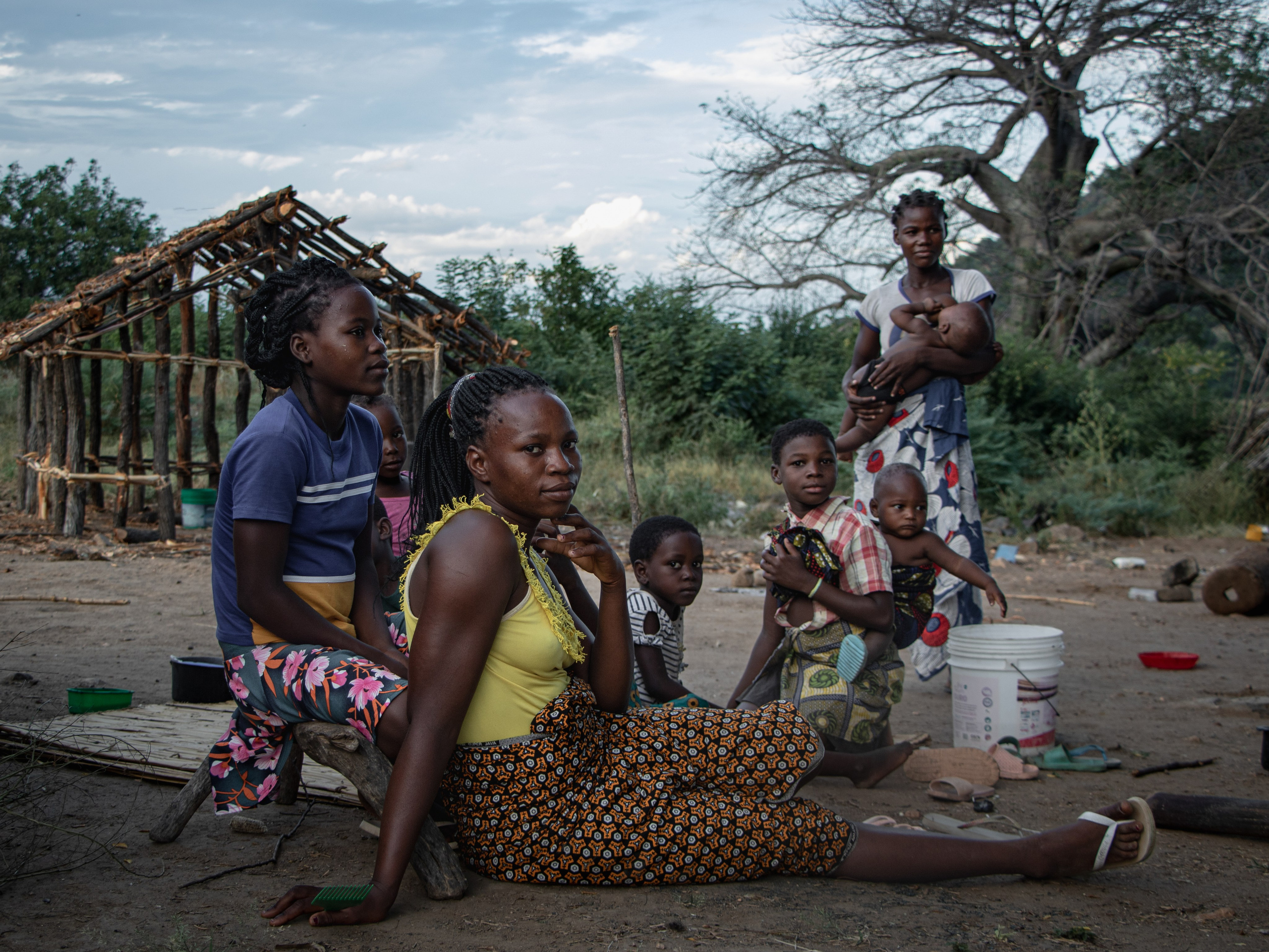 Les rumeurs de déplacement forcé et de perte des terres nourrissent l’inquiétude. Peu informées, souvent exclues des consultations publiques, les communautés locales peinent à faire valoir leurs droits.
