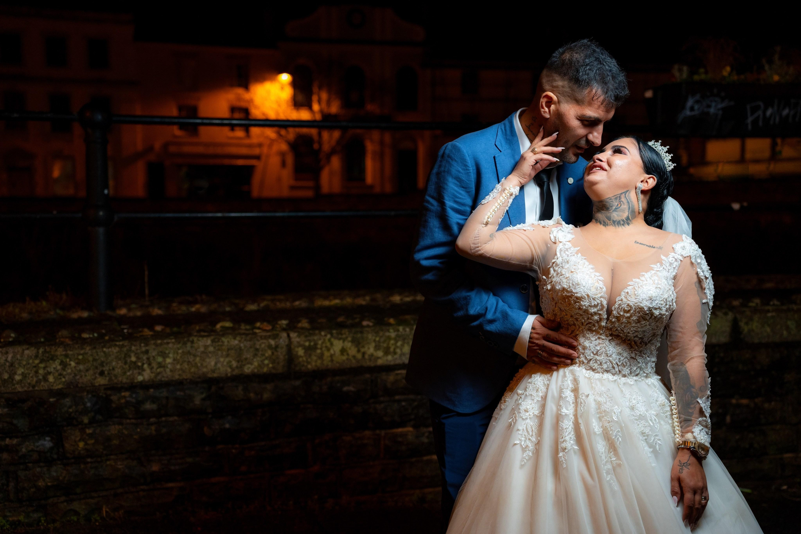 Primul sarut ca sot si sotie, moment romantic, fotograf nunta profesionist Tantan Ionut. Intensitatea si bucuria primului sarut dintre miri, imortalizate artistic de fotograful de nunta Tantan Ionut.