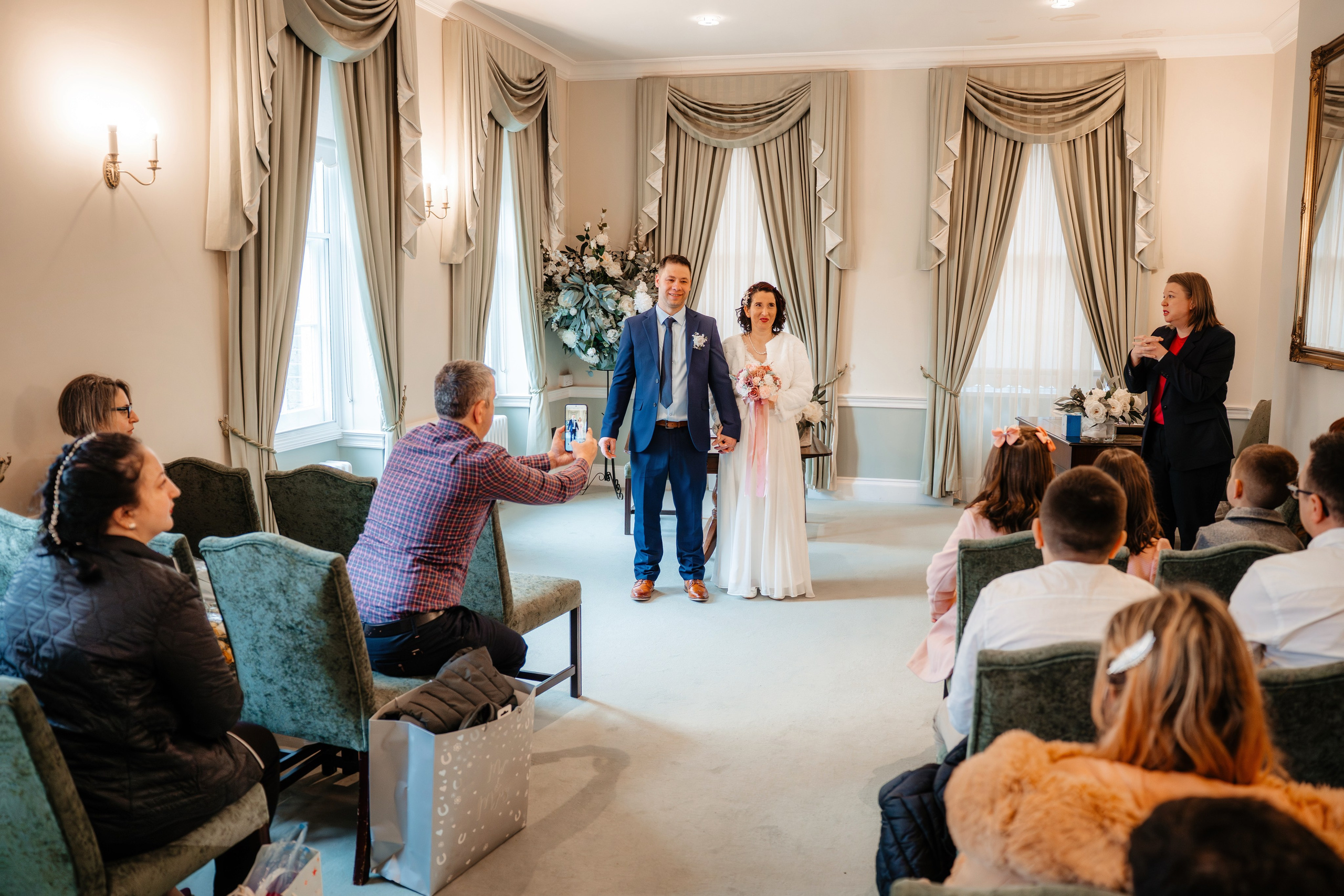 Moment de bucurie pura intre miri, surprins in Portsmouth.