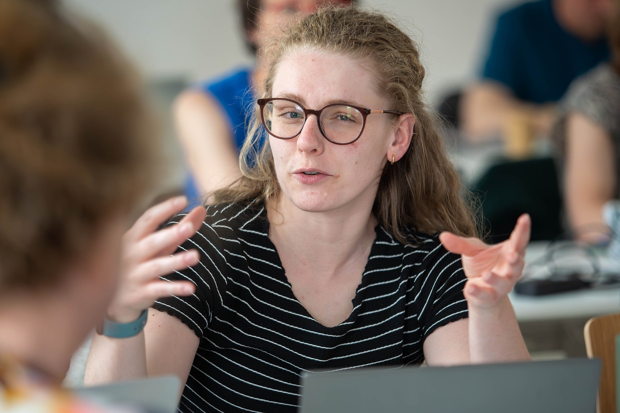 Diverse scholars exchange ideas during a roundtable discussion at the ECPR conference in Prague.