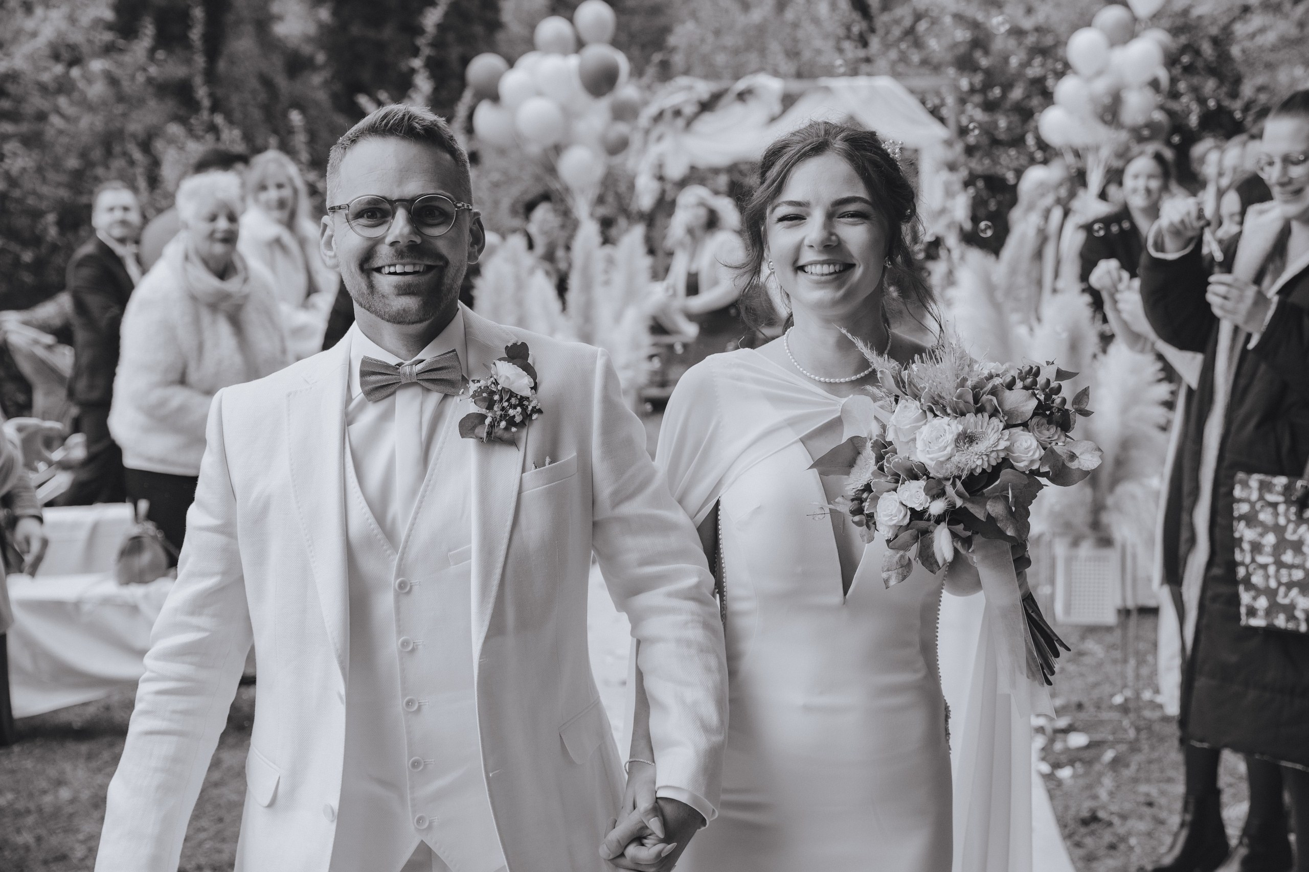 Der Bräutigam und die Braut sind glücklich.