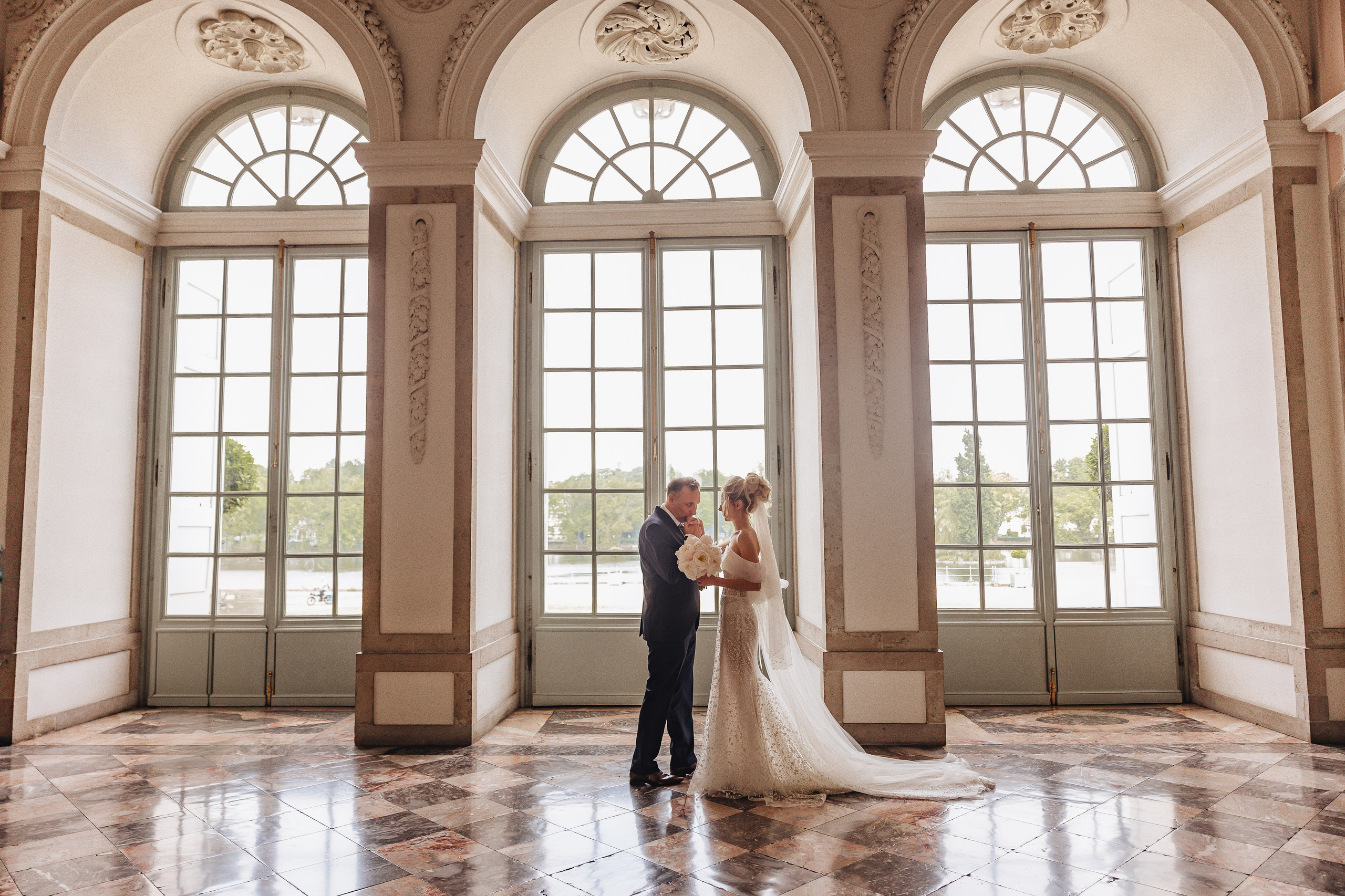 Hochzeit im Schloss Benrath – Hochzeitsfotografie vom Getting Ready bis zum Feuerwerk. Hochzeitsfotograf für exklusive Hochzeiten in NRW: Düsseldorf, Bochum, Dortmund, Essen, Duisburg, Wuppertal, Krefeld, Münster, Köln, Bonn, Aachen. Traumhafte Hochzeiten in Schloss Dyck, Schloss Hugenpoet, Schloss Nordkirchen, Schloss Gartrop, Burg Bergerhausen und weiteren exklusiven Locations. Hochzeitsfotograf Schloss Nordkirchen. Hochzeitsfotos Gut Kump Hamm. Standesamtliche Hochzeit. Schloss Dyck Fotograf.